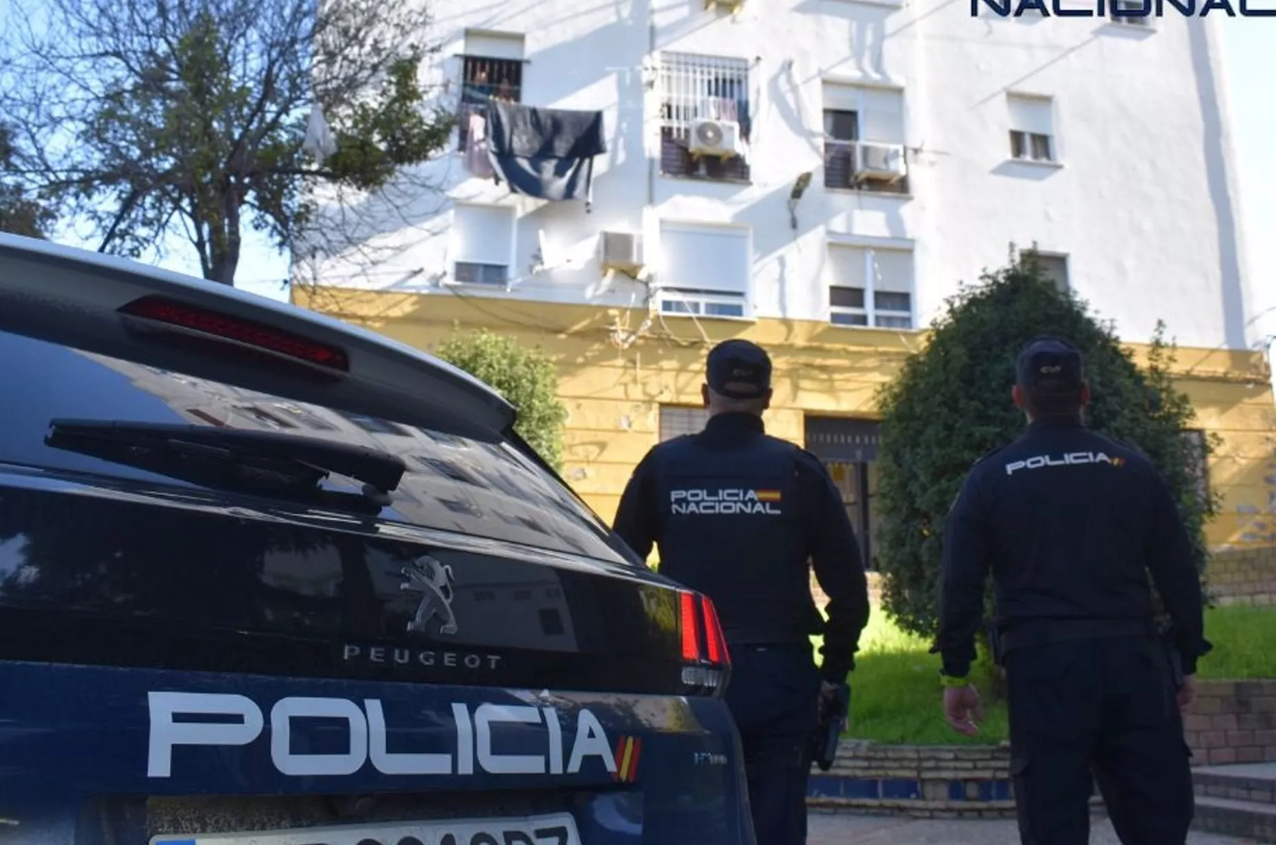 Agentes de la Policía Nacional durante el operativo 