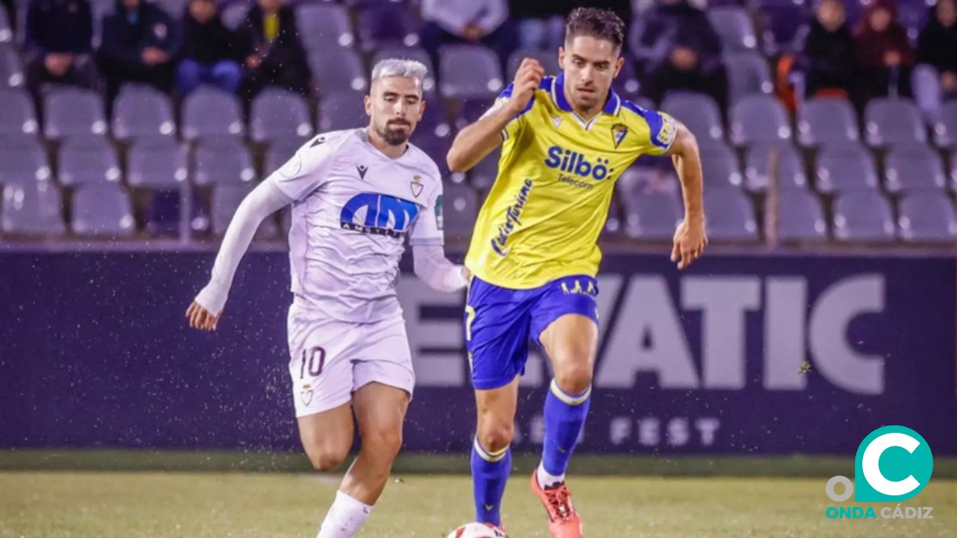 Sobrino en una pugna con Adri Paz (Foto: Real Jaén CF)