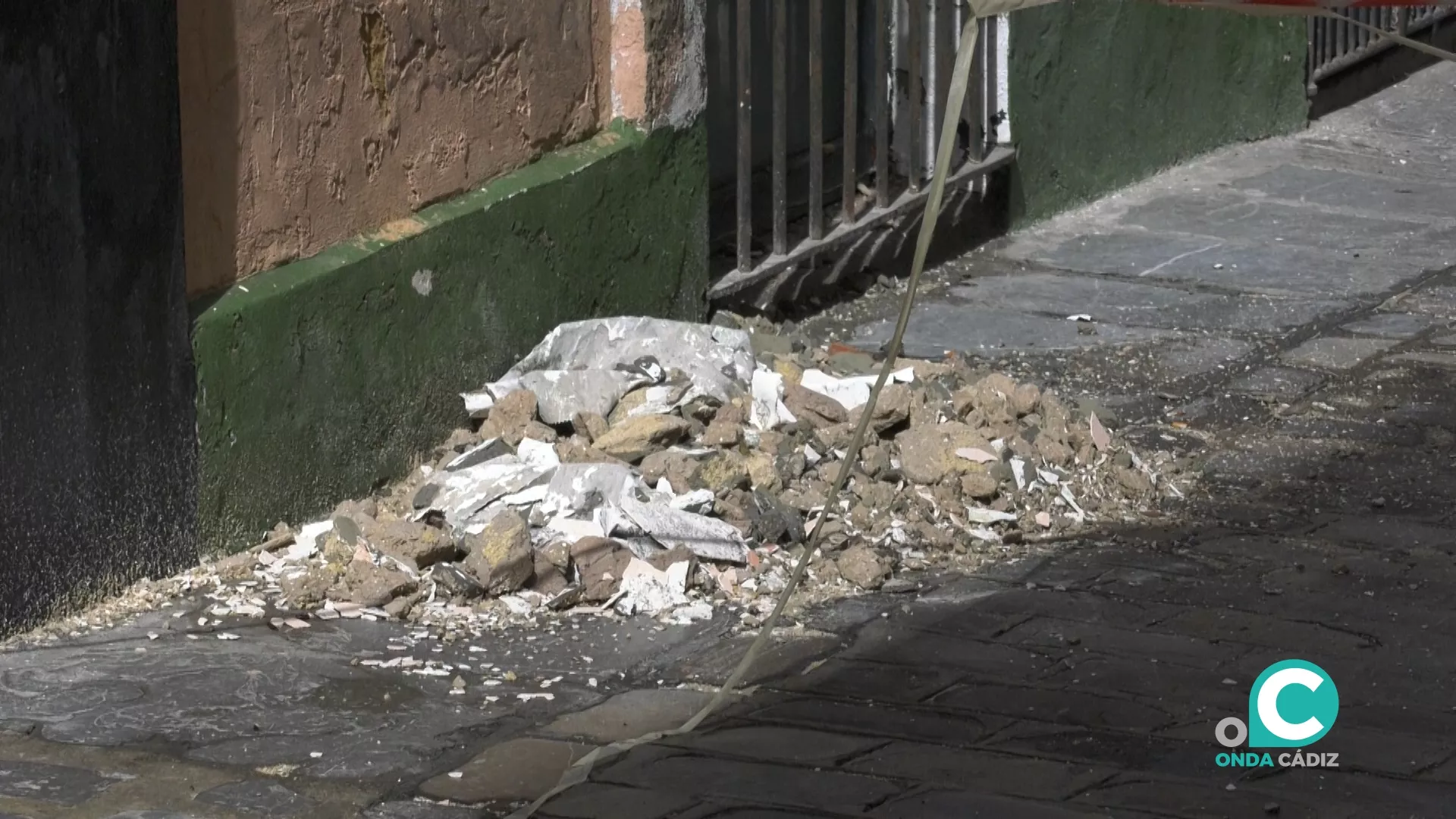 Algunas fachadas de la capital sufrieron desprendimiento de cascotes como ésta en la calle Antonio Abad.