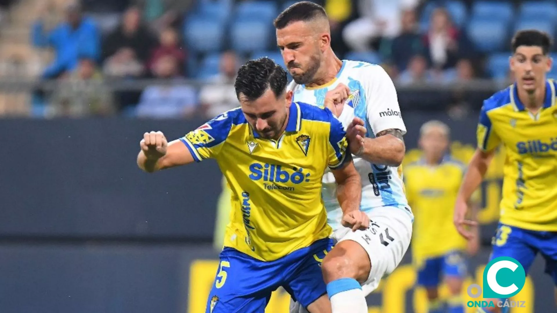 Chust y Dioni en una disputa del encuentro (Foto: Cádiz CF)