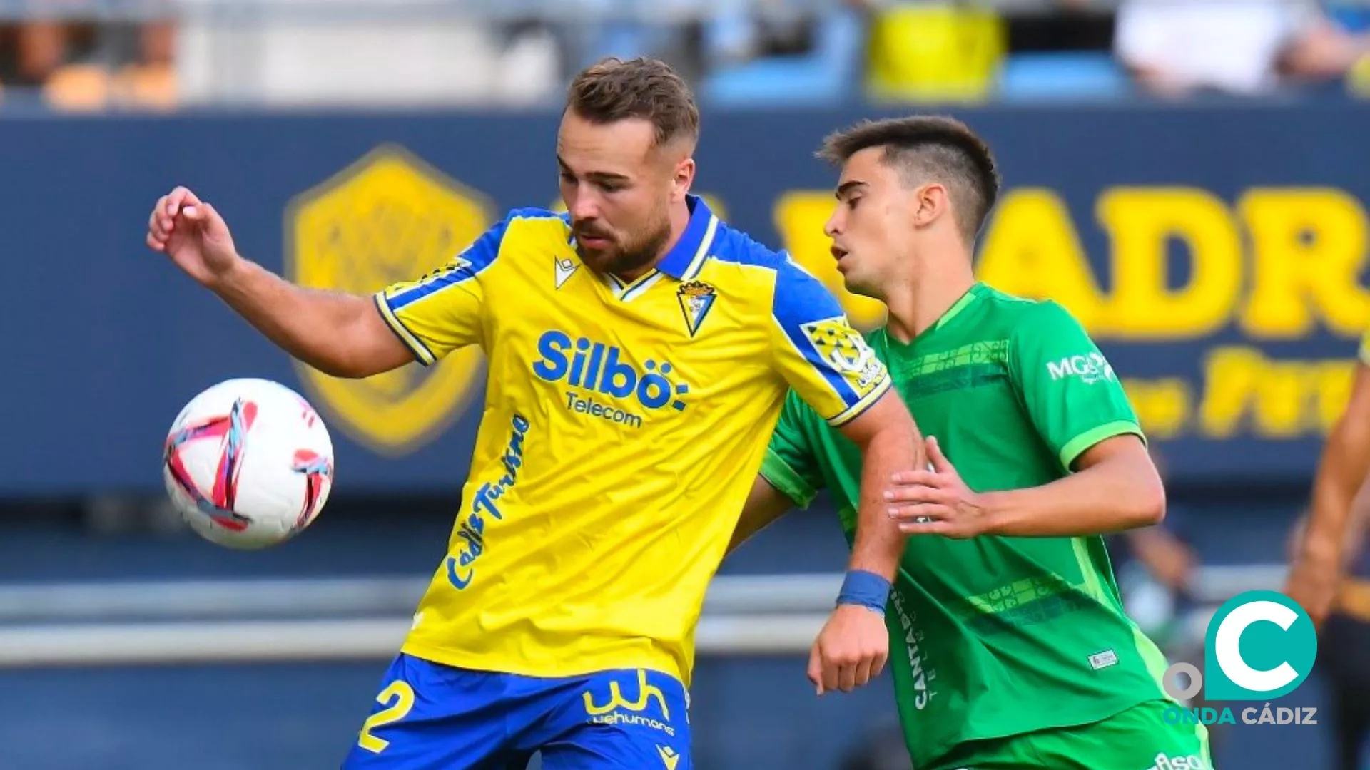 Ontiveros en una acción del encuentro (Foto: Cádiz CF)