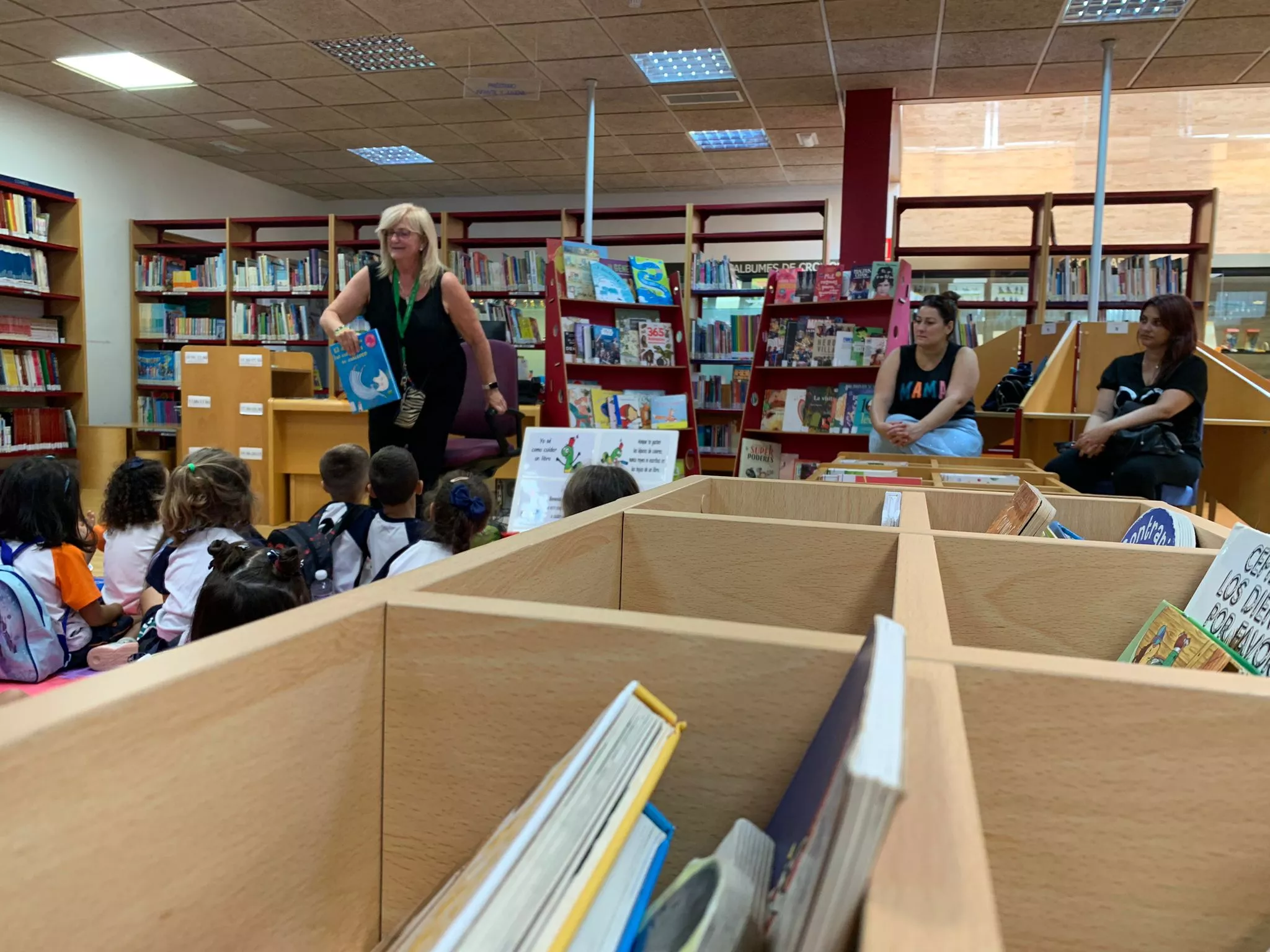 Imagen de la visita de los más pequeños al centro bibliotecario de extramuros.