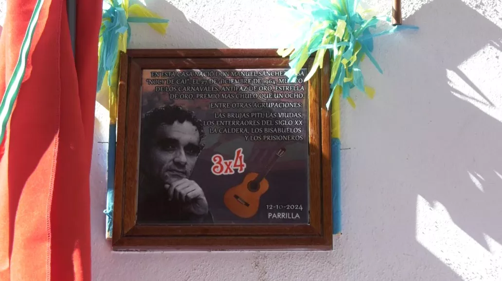 El Noly descubre la placa en su honor con el reconocimiento de su barrio.