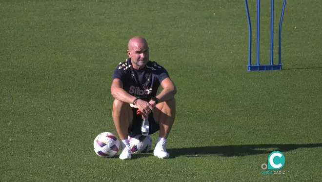 Paco López durante una sesión de entrenamiento en la Ciudad Deportiva Bahía de Cádiz