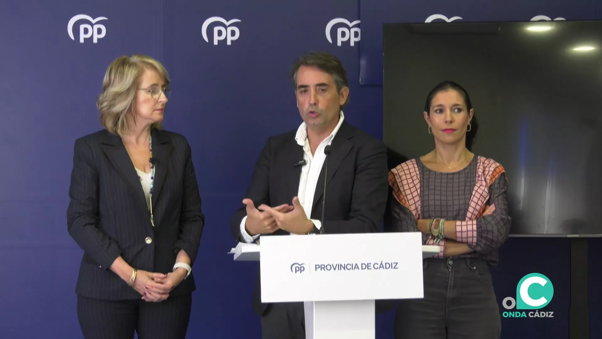 Los parlamentarios andaluces del PP por la provincia de Cádiz, Antonio Saldaña y Auxiliadora Izquierdo, en rueda de prensa. 