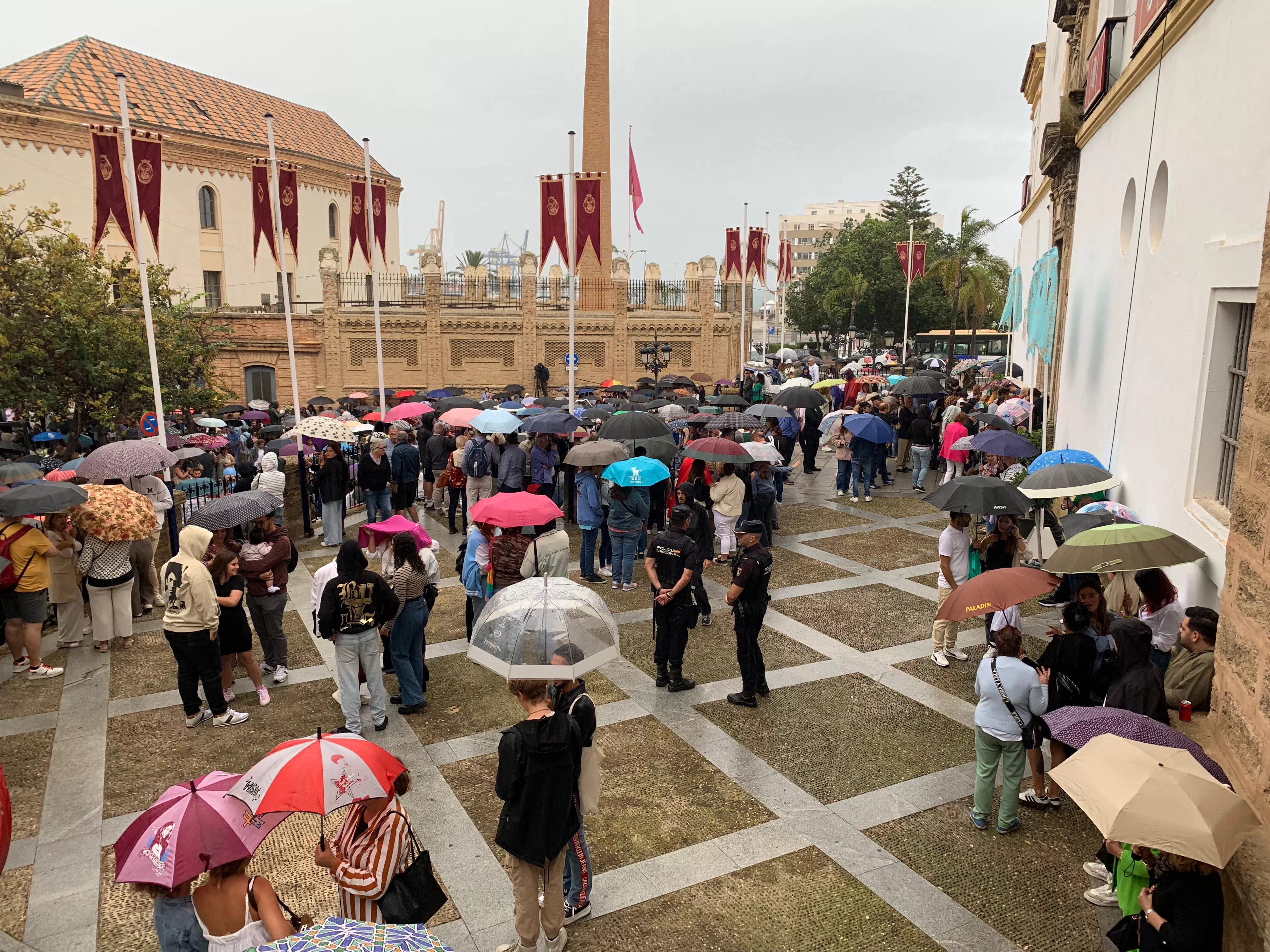 Paraguas en la puerta principal de la Igesia de Santo Domingo