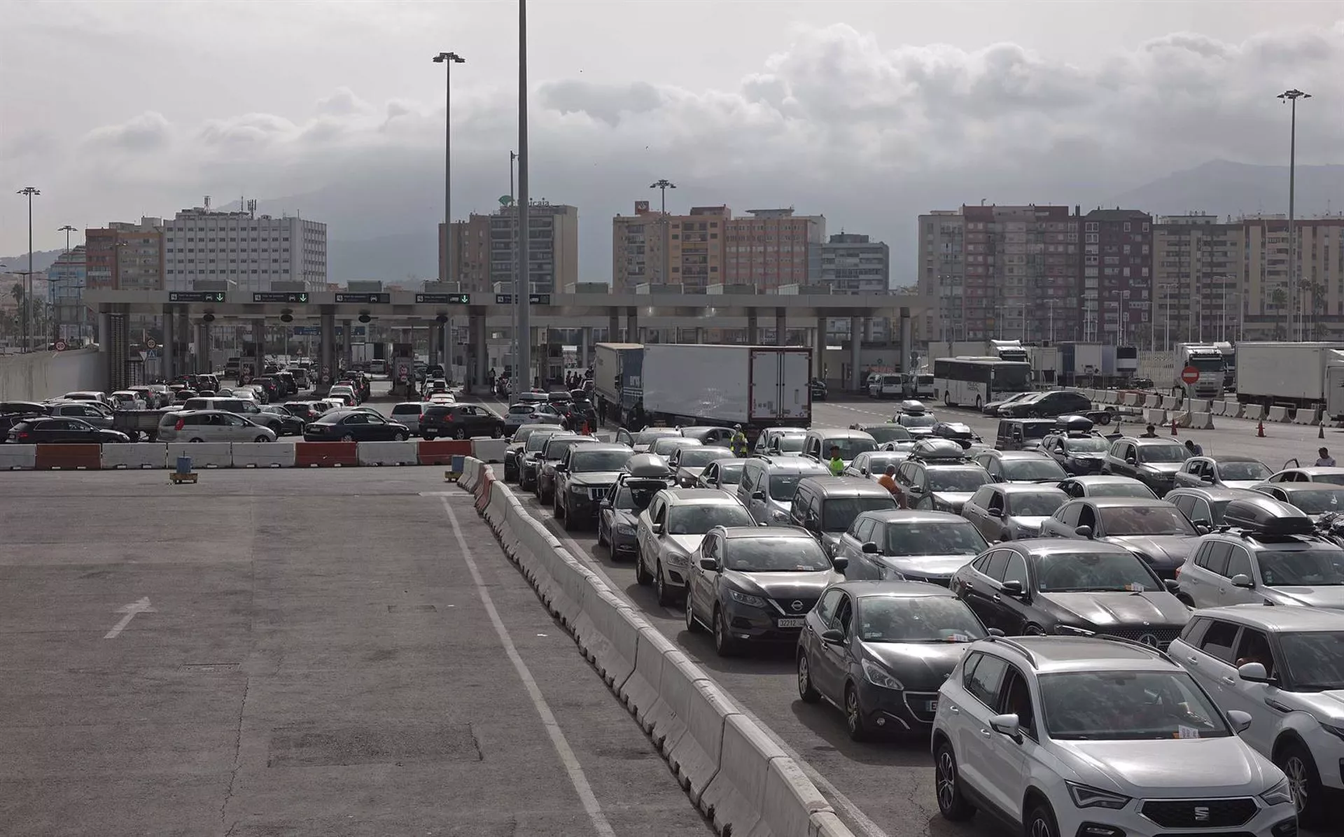 Numerosos vehículos esperan para cruzar la frontera de Algeciras.