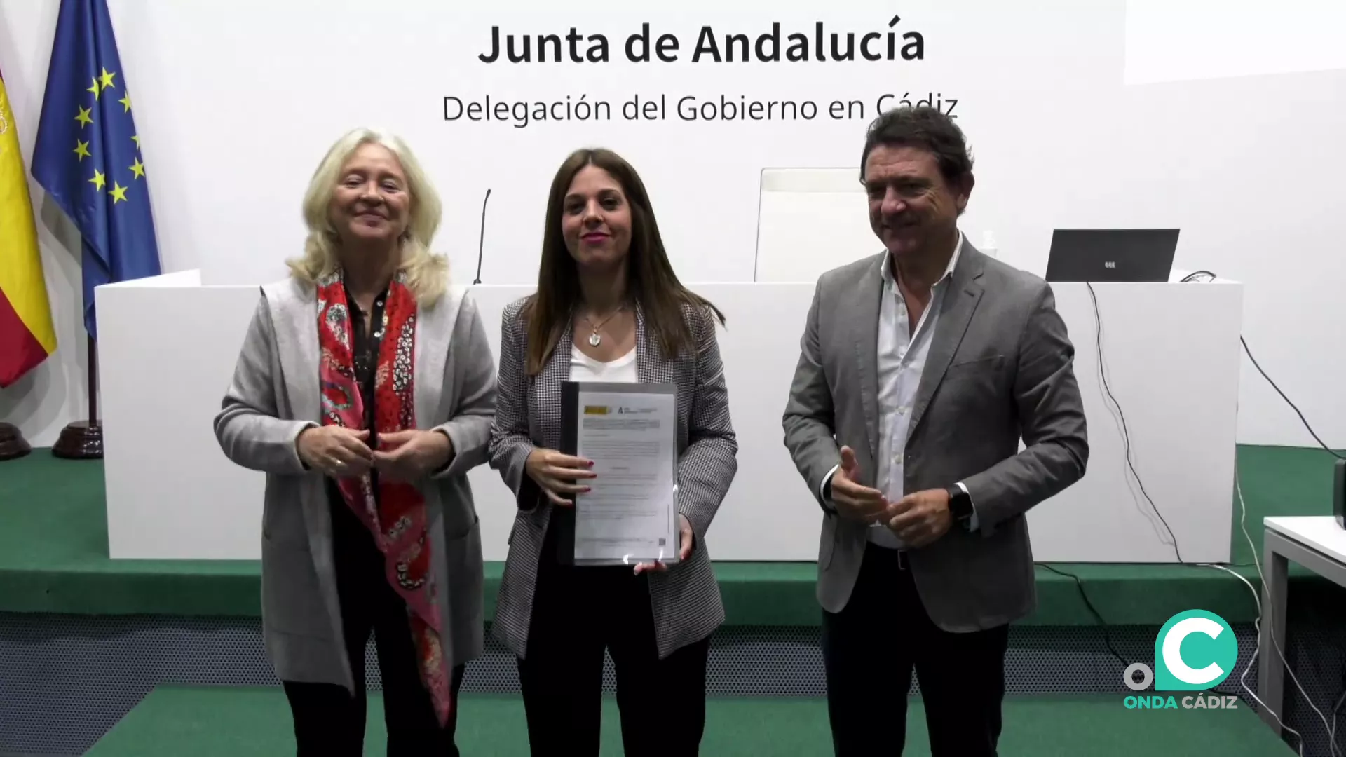 La delegada de la Junta en Cádiz, Mercedes Colombo, entrega resoluciones del programa 'Andalucía Activa'.