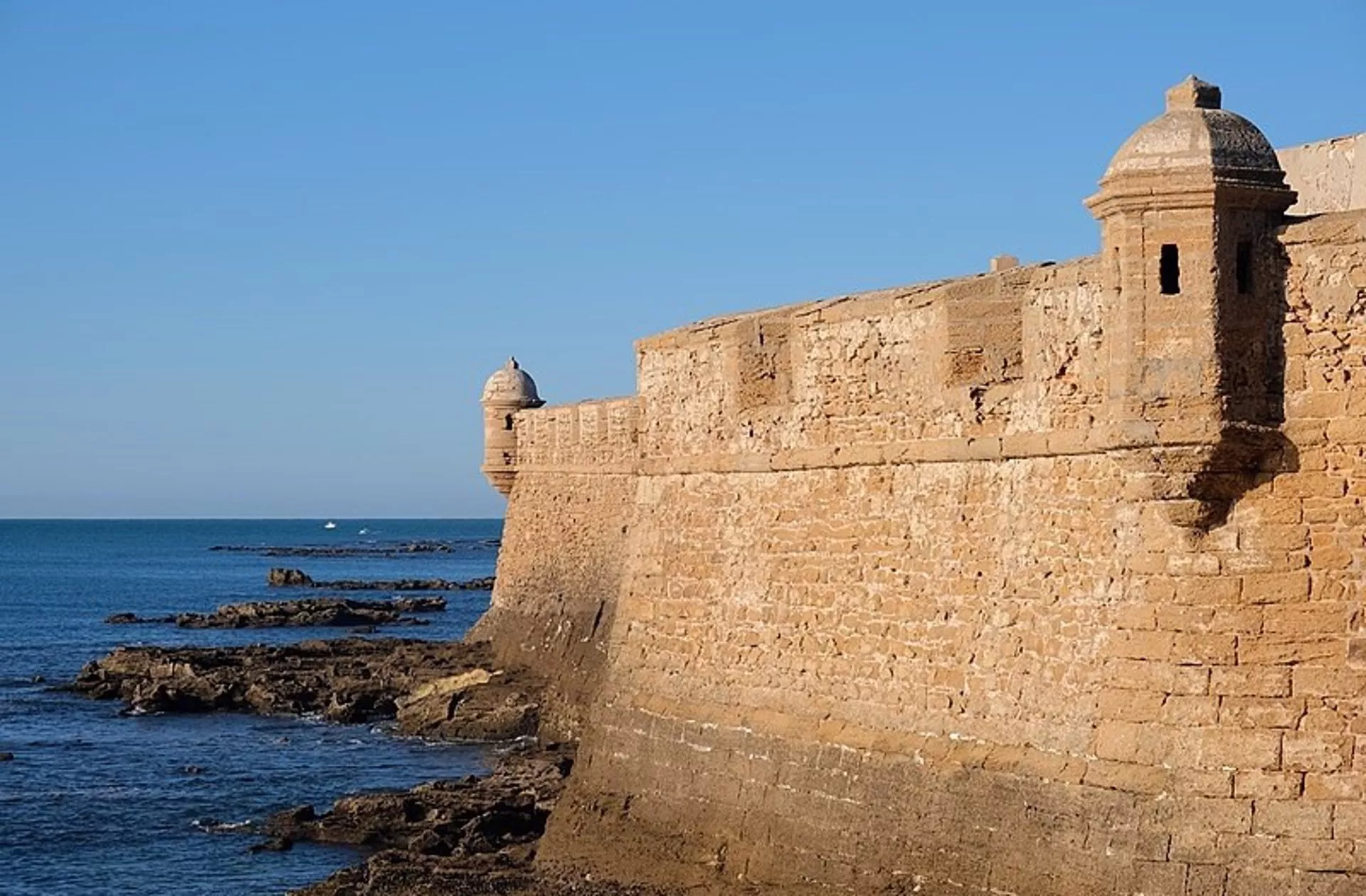 Imagen de la fortaleza en las aguas de La Caleta