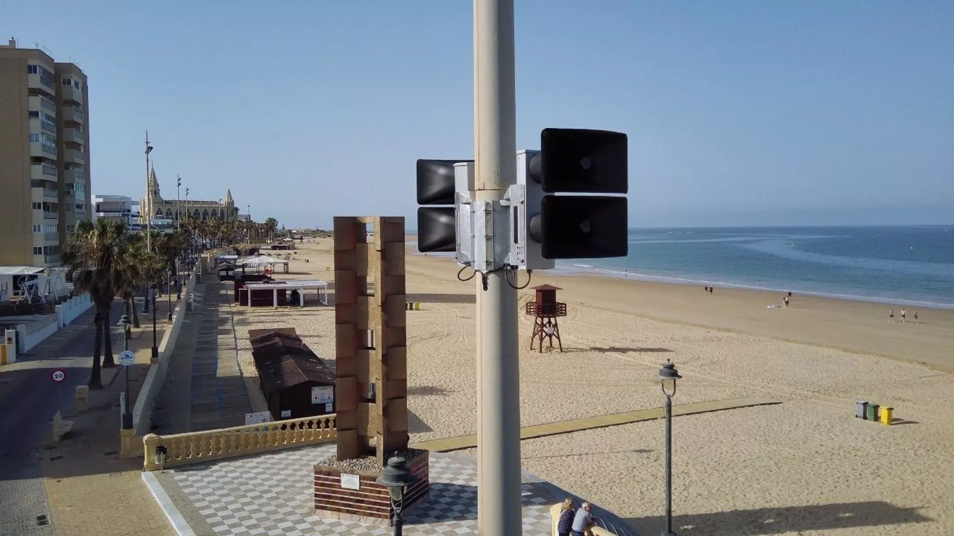 Bocinas de alerta de tsunami en la playa de la localidad gaditana