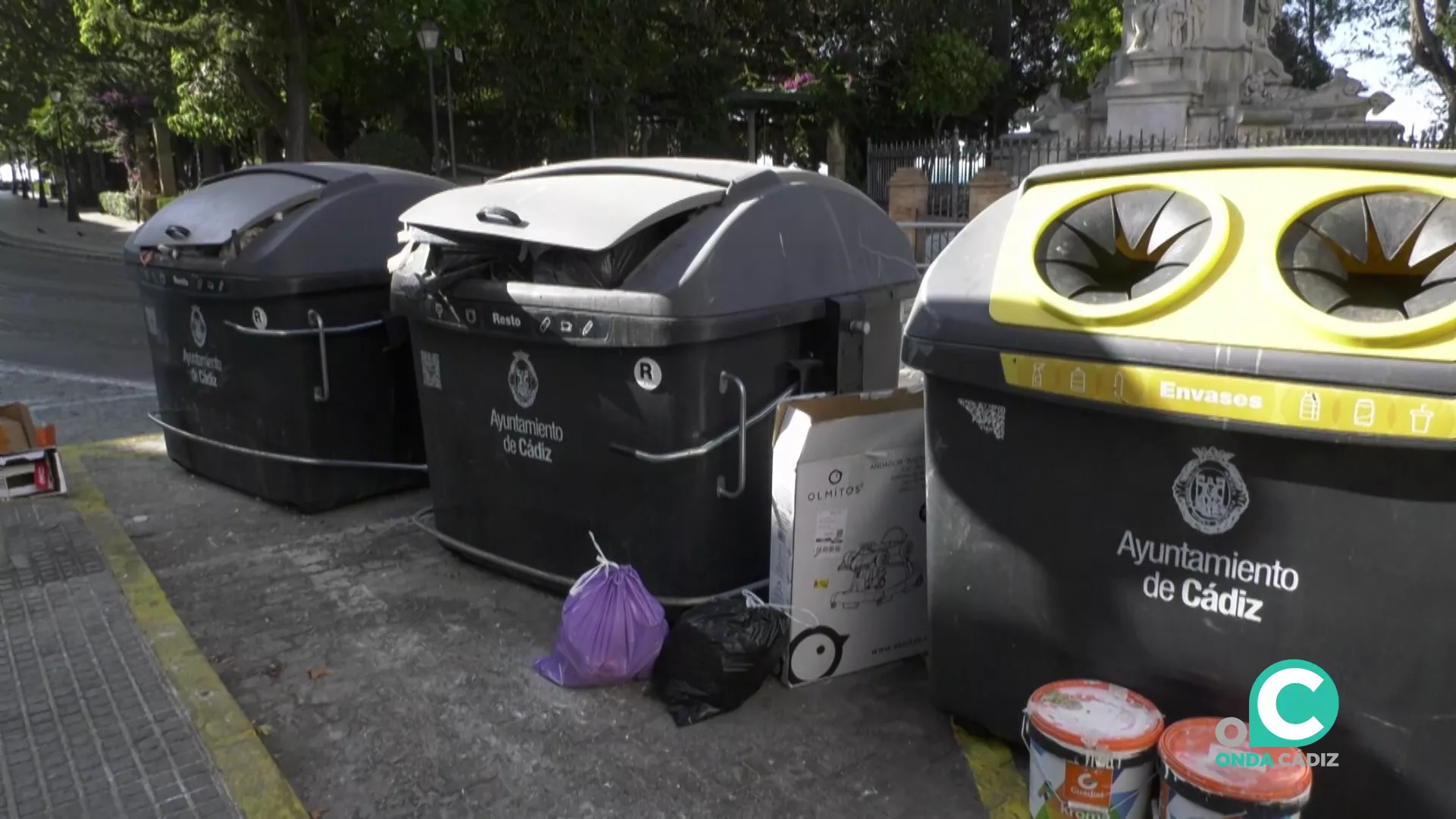 Contenedores de basura en la ciudad de Cádiz. 