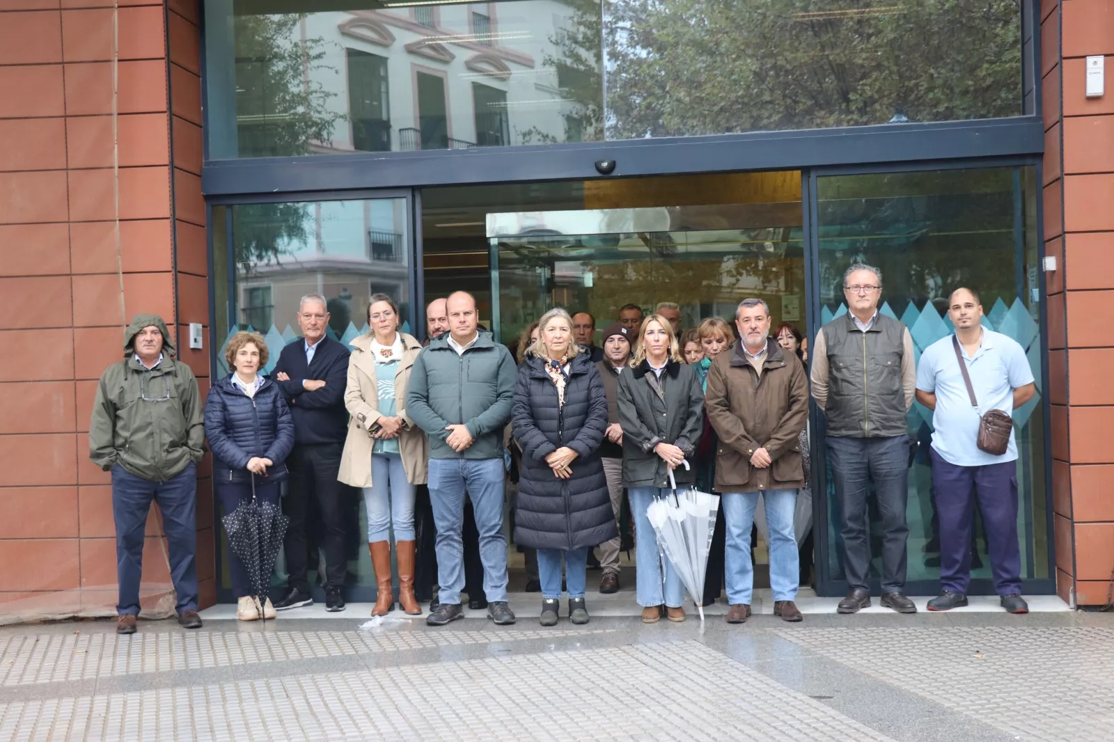 Autoridades y ciudadanos este mediodía durante el respetuoso acto.