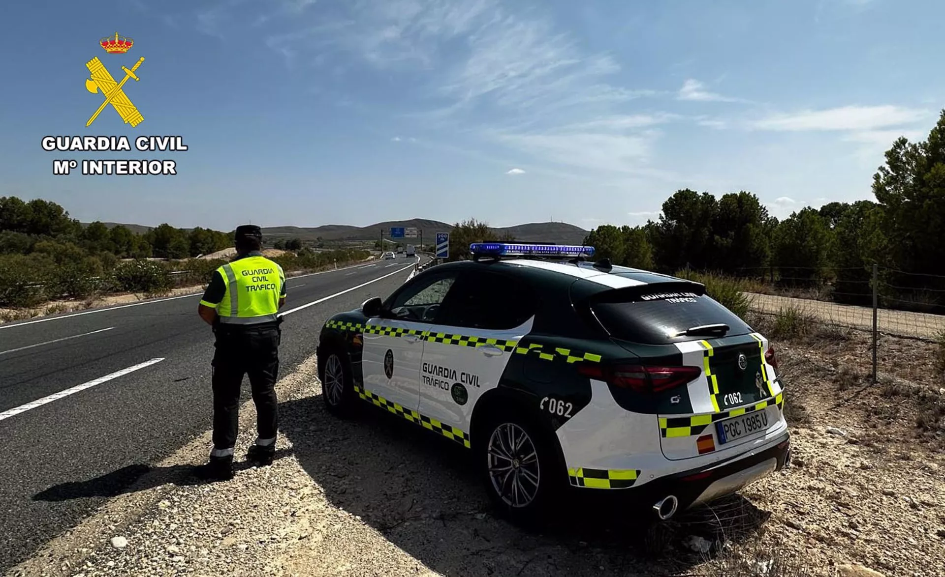 Agente de la Guardia Civil en una carretera de la provincia en una imagen de archivo