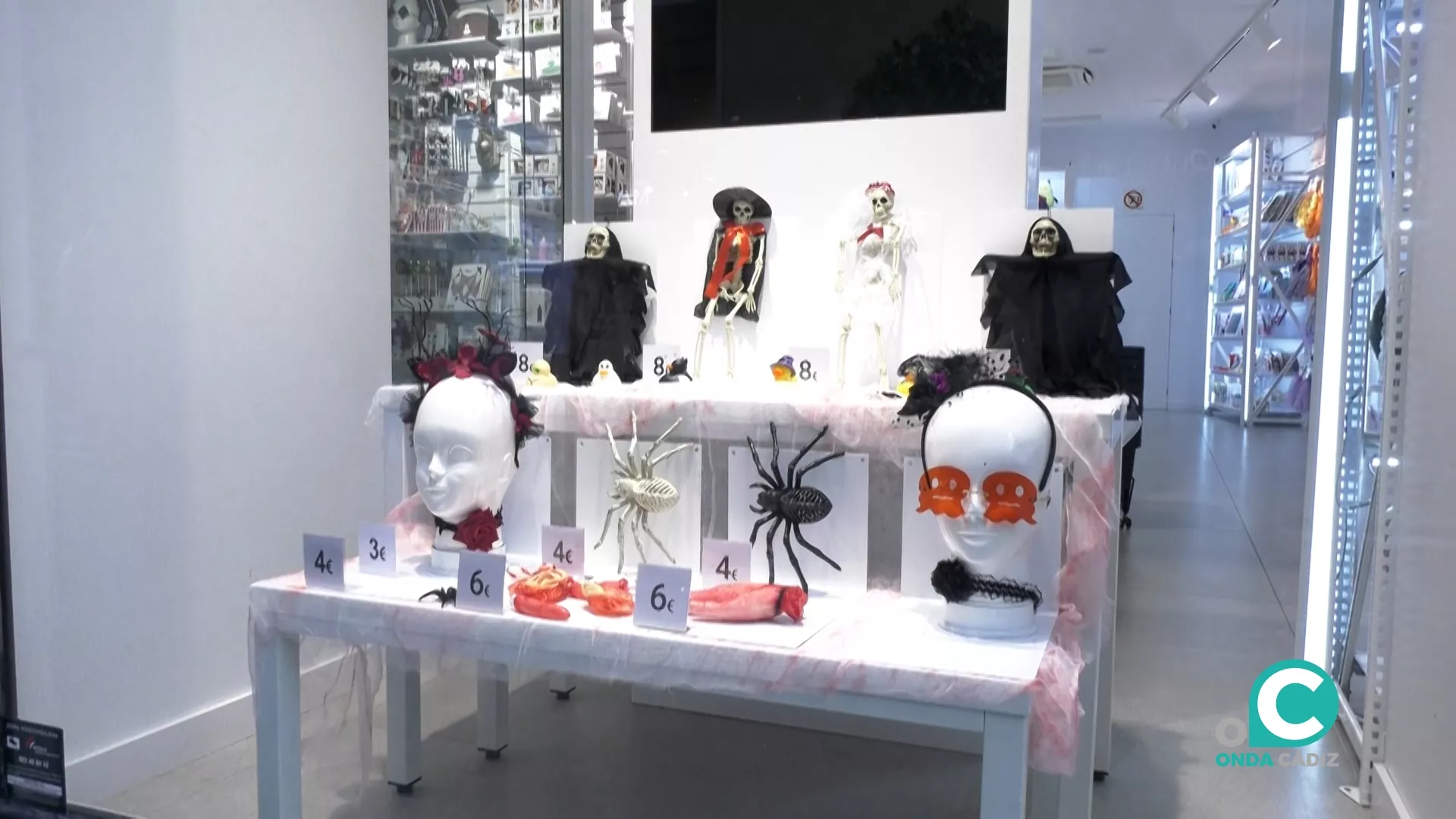 Decoración en los comercios gaditanos con motivo de Halloween. 