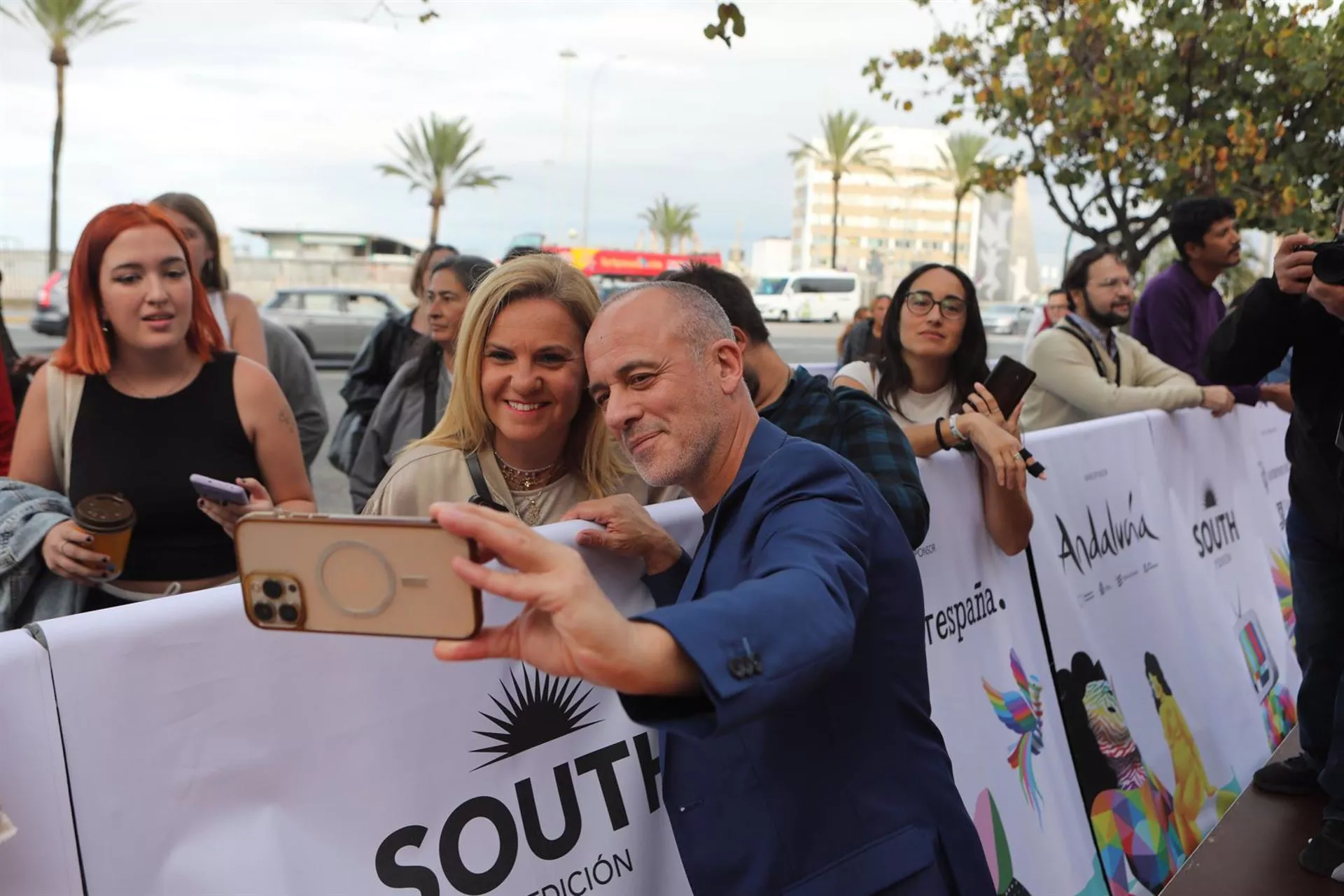 El actor Javier Gutiérrez a su paso por la alfombra roja del acontecimiento