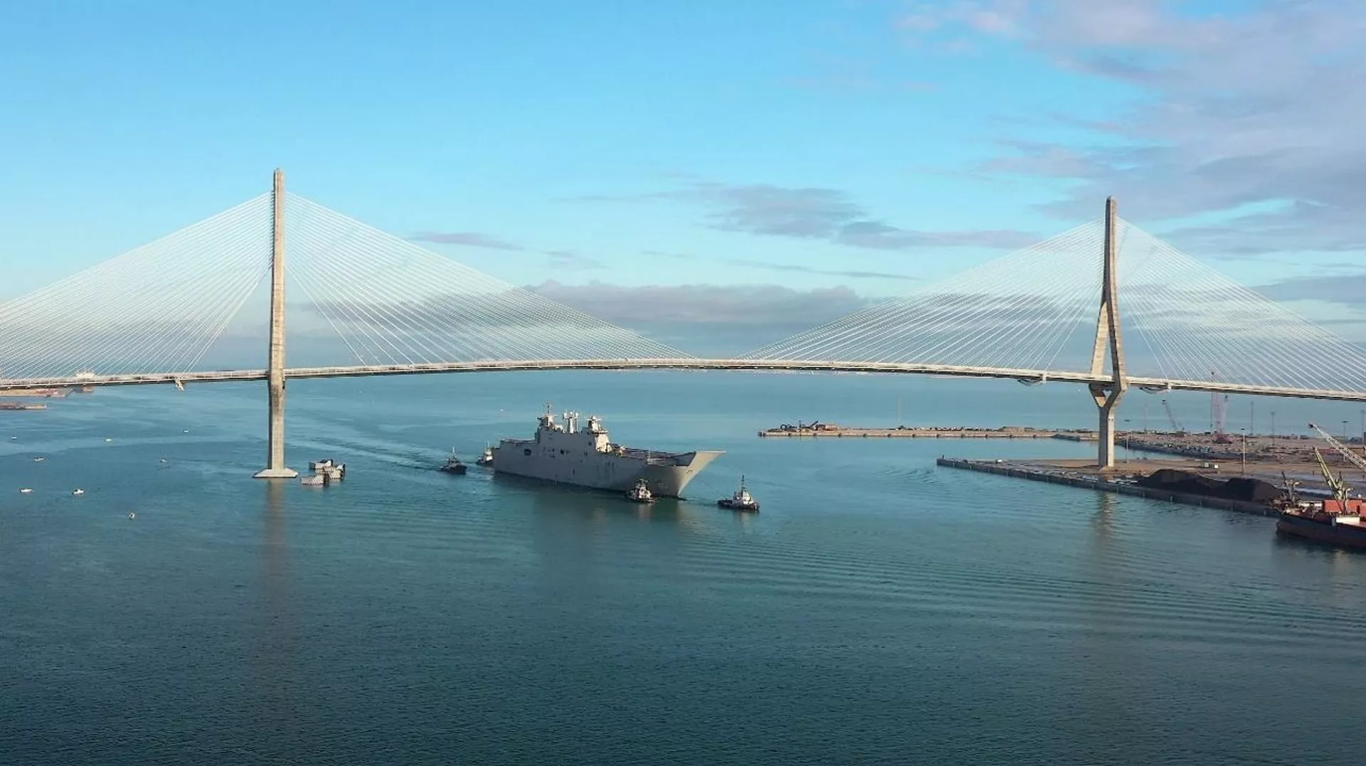 El portaeronaves de la armada cruzando por el Puente de la Constitución de Cádiz