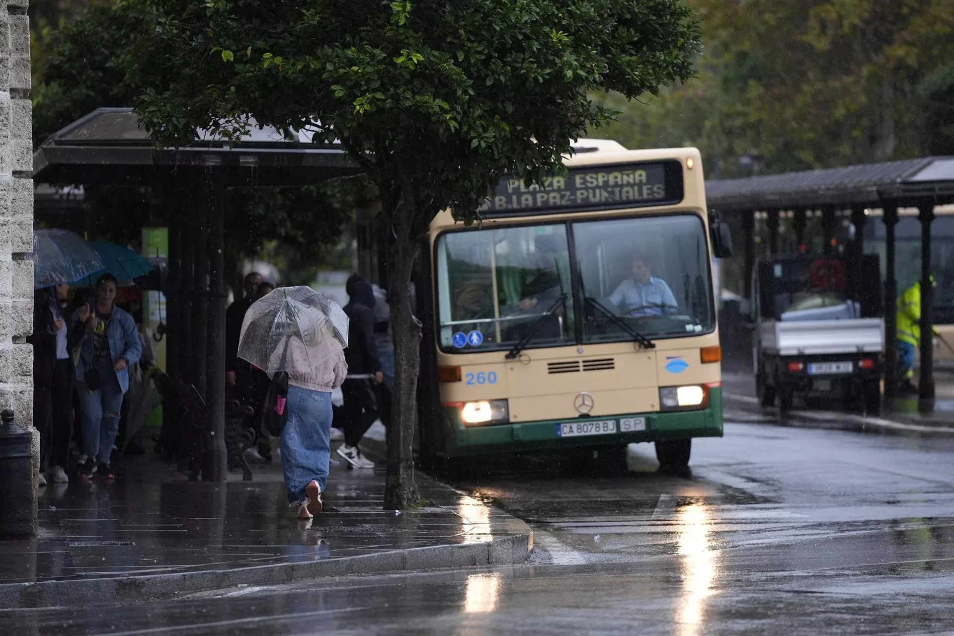 Transeúntes bajo sus paraguas durante las intensas precipitaciones en la capital gaditana