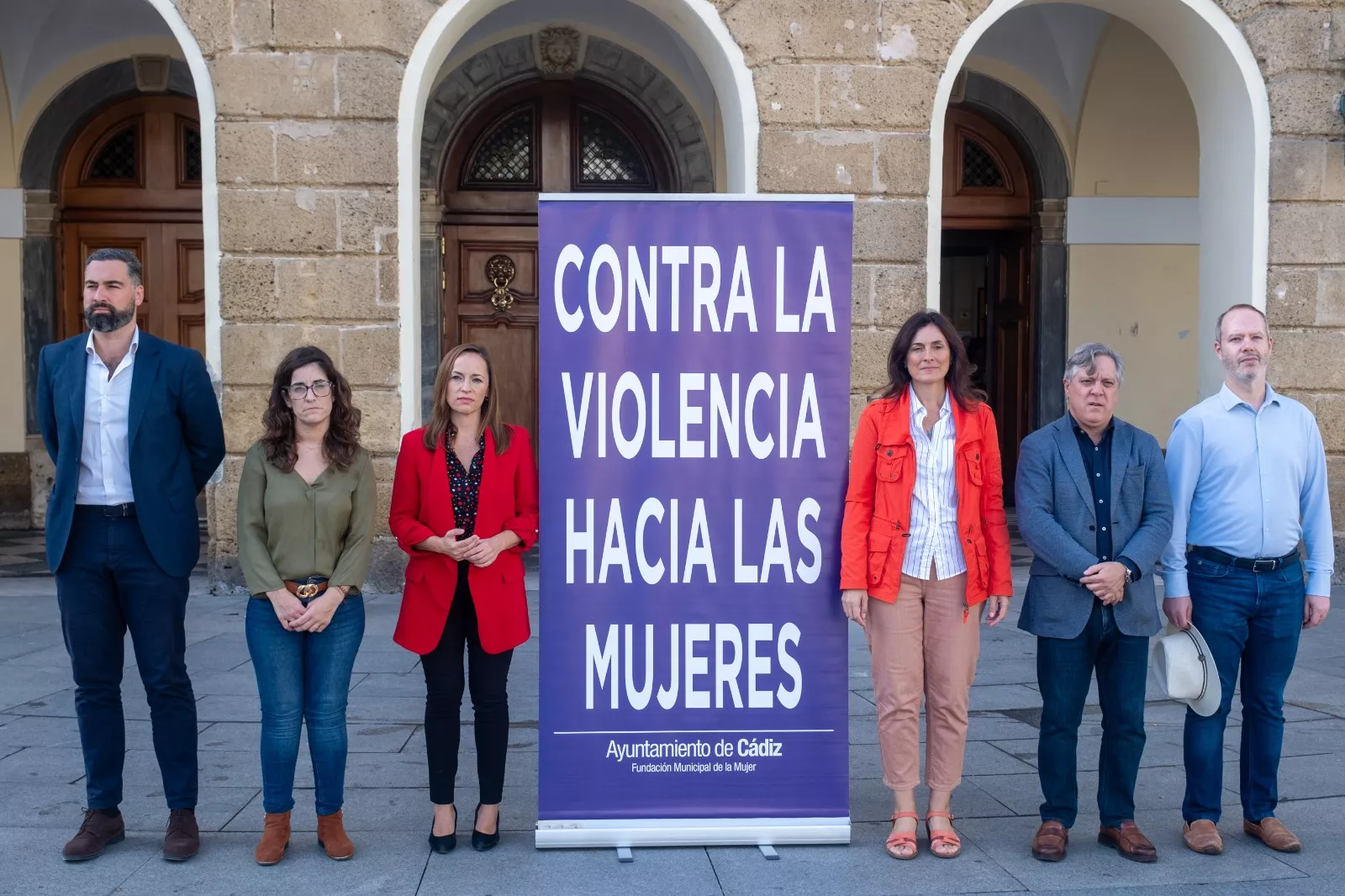 Participantes en el minuto de silencio esta mañana en Cadiz