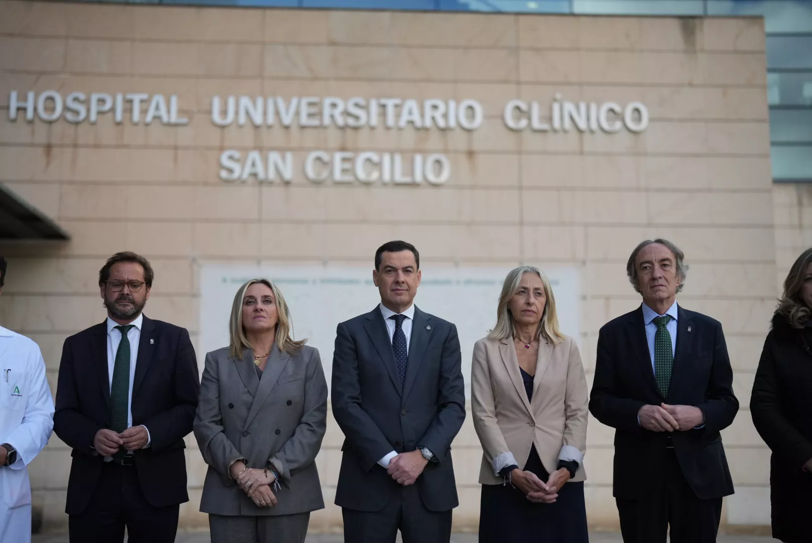 Un momento del minuto de silencio en el Hospital Universitario Clínico San Cecilio de Granada