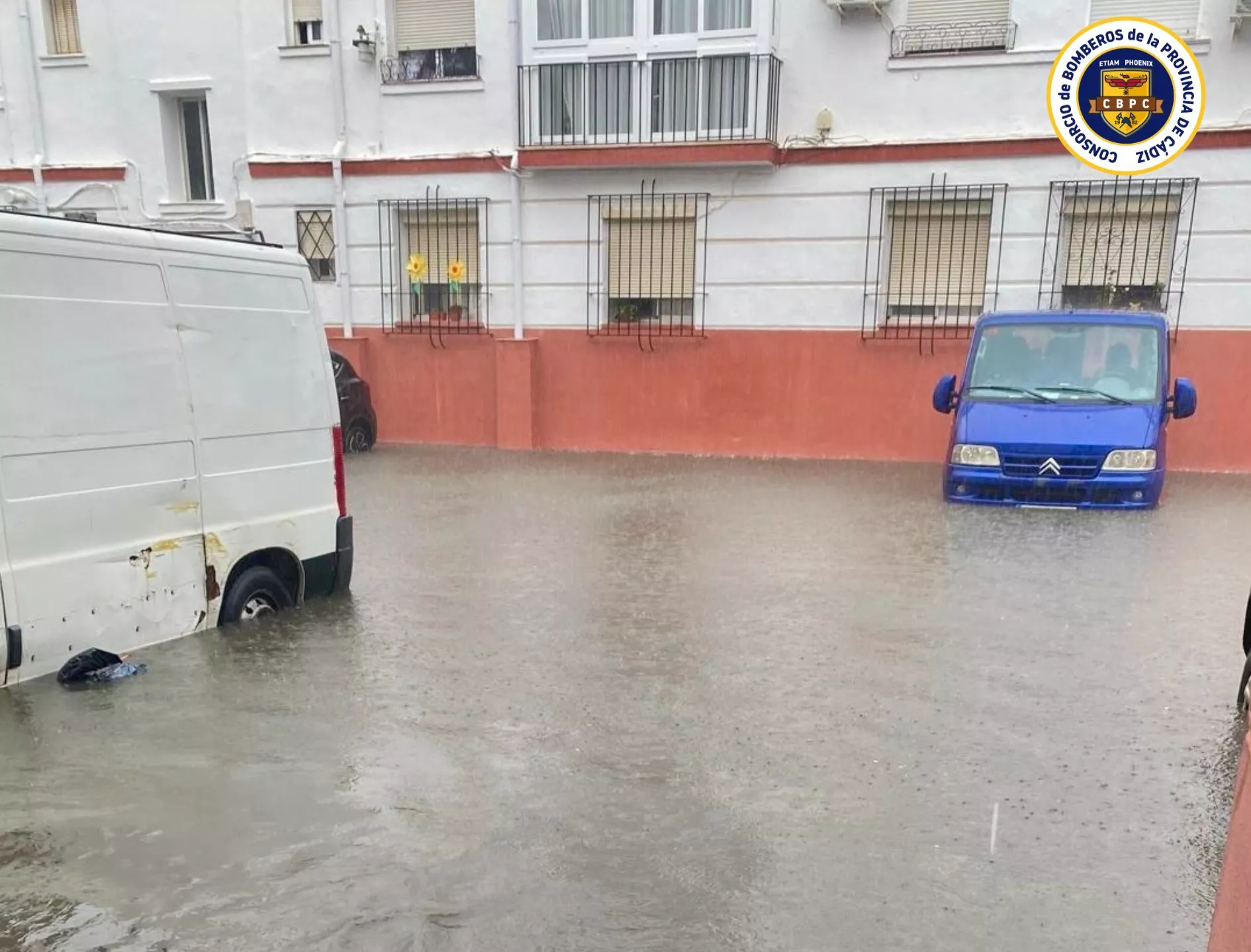 El estado que presenta uno de los patios de la barriada Bazán, en San Fernando.