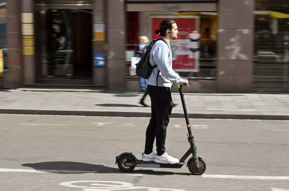 Una persona circula en patinete eléctrico por las calles de Cádiz.