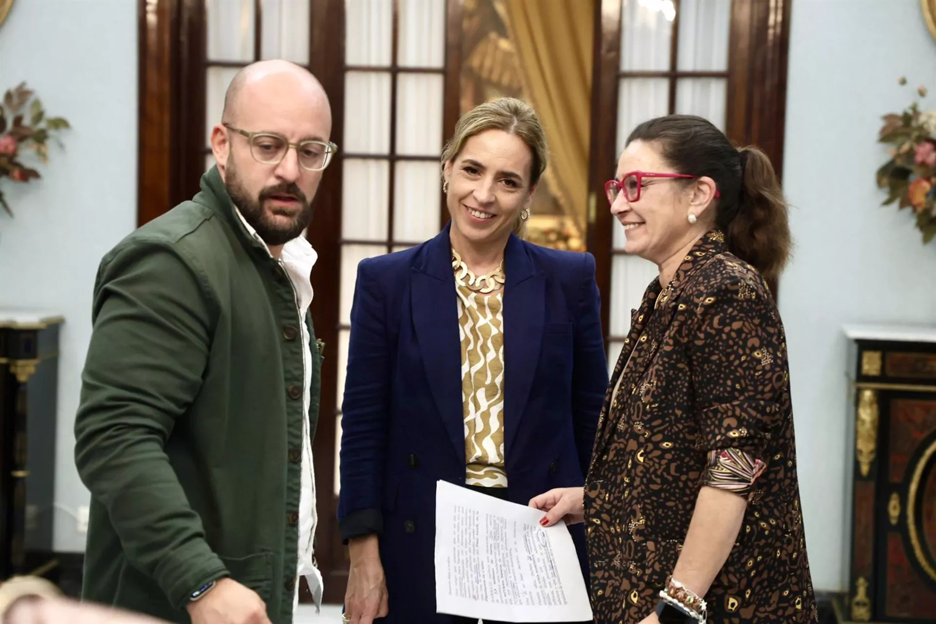 La presidenta de la Diputación de Cádiz, Almudena Martínez, junto a Germán Beardo, diputado provincial del Área de Planificación, Coordinación y Desarrollo Estratégico, y Ana Moreno, diputada y teniente de alcalde en Barbate. 