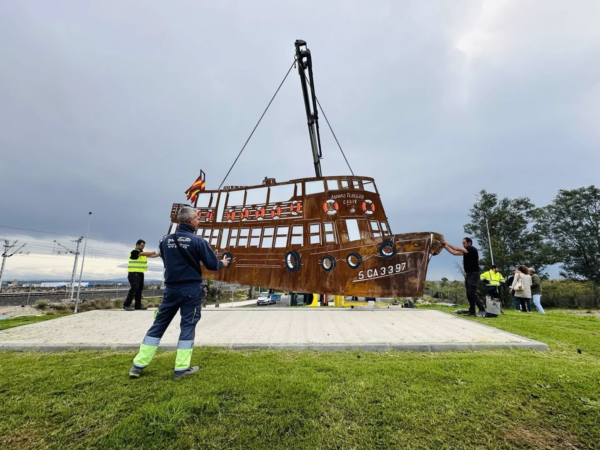 Estructura en honor al 'Vaporcito' de El Puerto en una de las rotondas de Valdelagrana