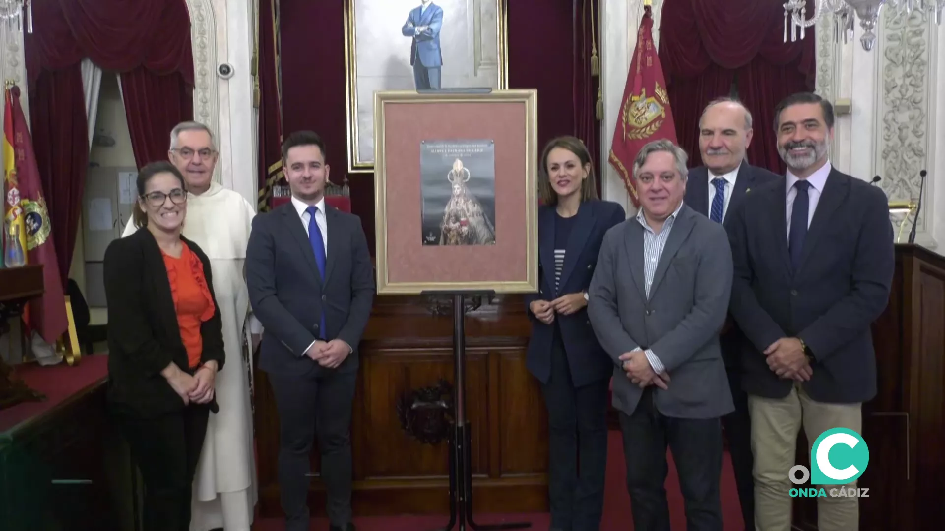 Autoridades e invitados posan con la creación fotográfica en el Salón de Plenos