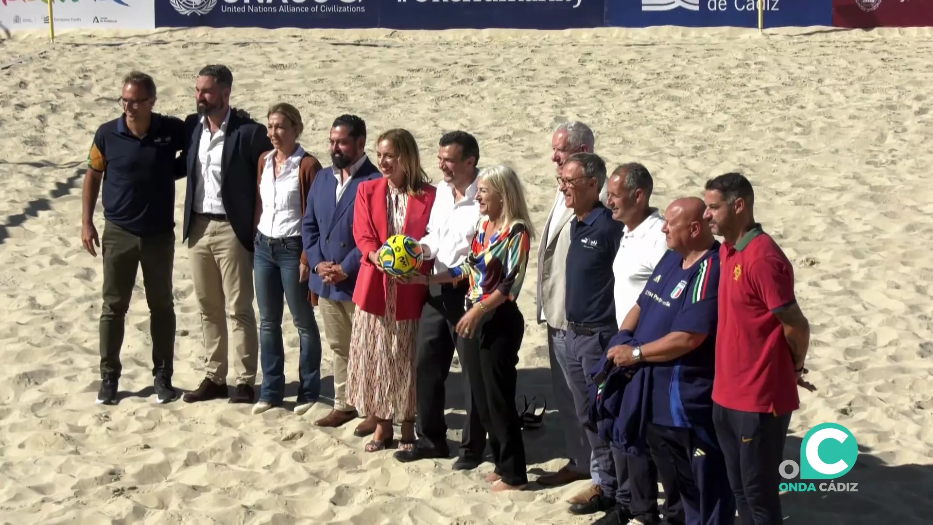 Autoridades y protagonistas en el acto de presentación en el escenario del torneo