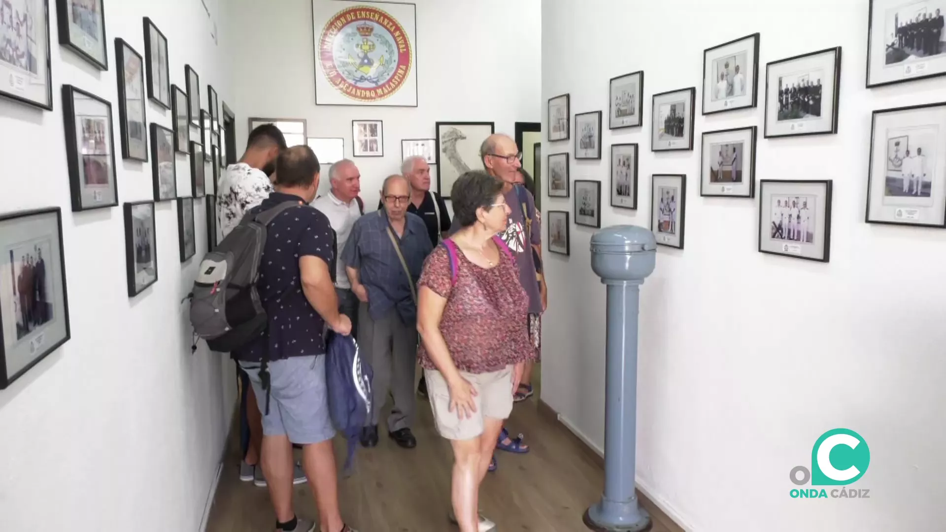 Visitantes en una de las salas de fotografías históricas del edificio