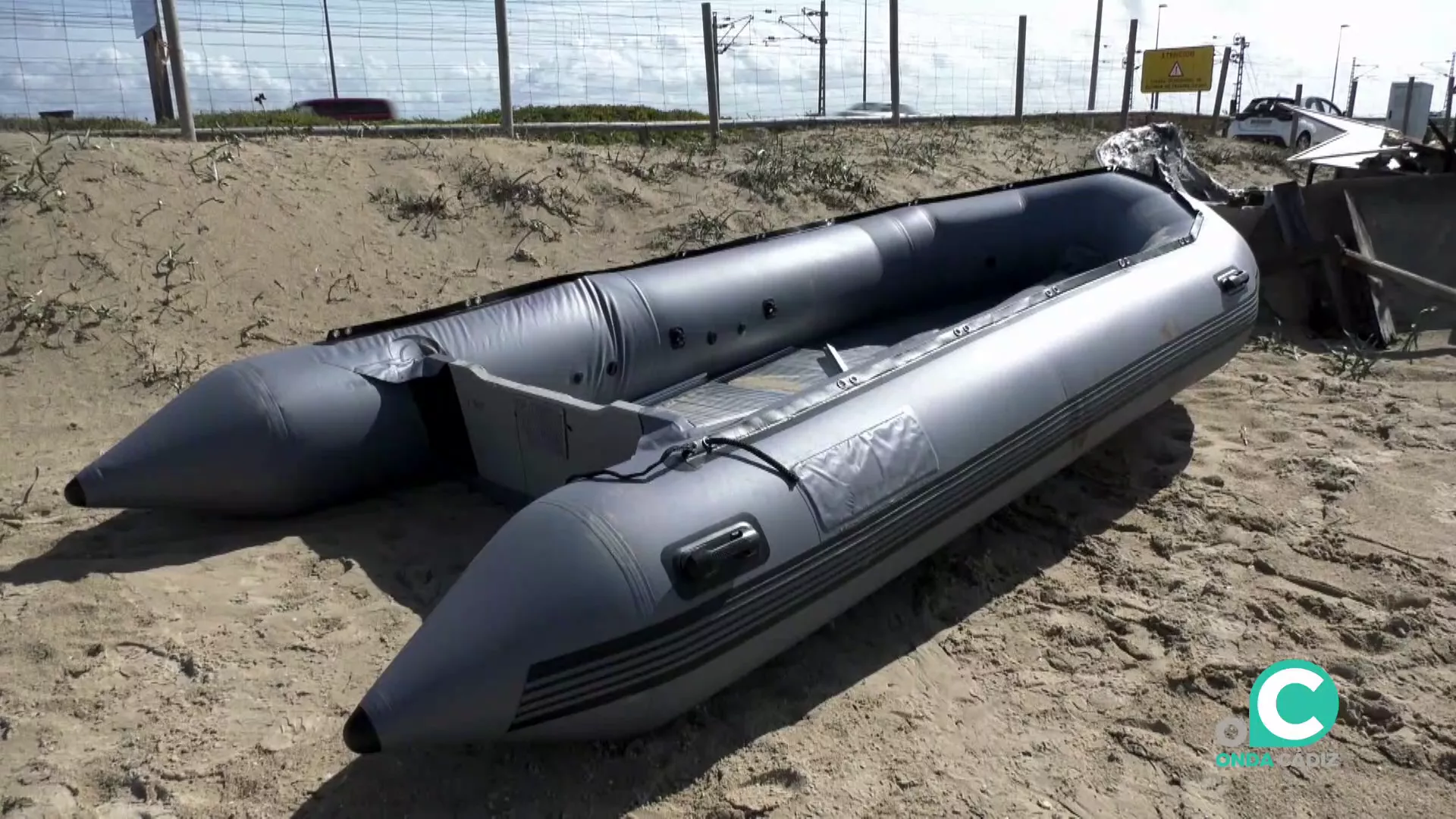 Detalle de la embarcación que arribó a la playa gaditana durante la pasada madrugada