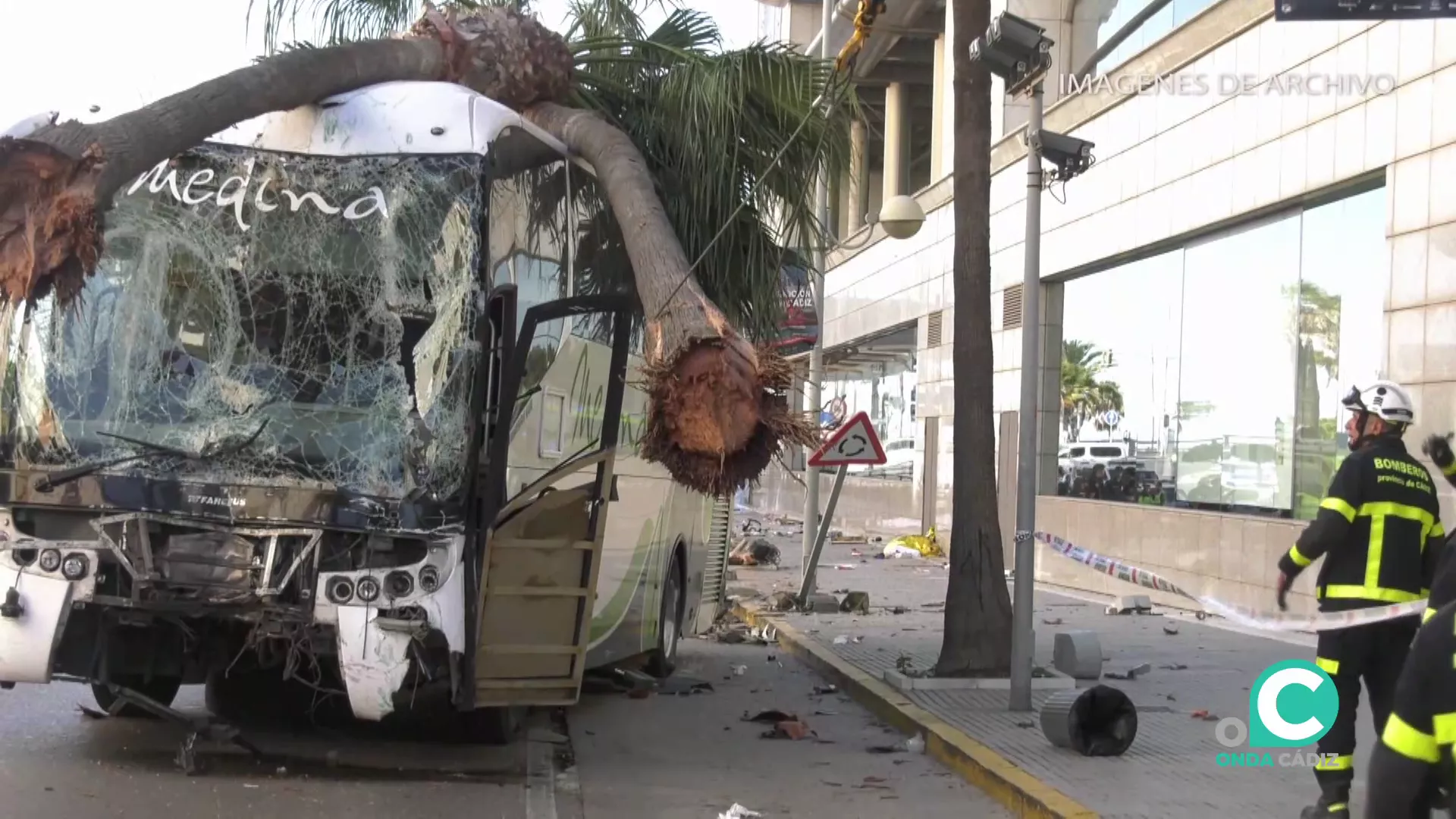 Estado del vehículo sobre la Avenida de Las Cortes de la capital gaditana