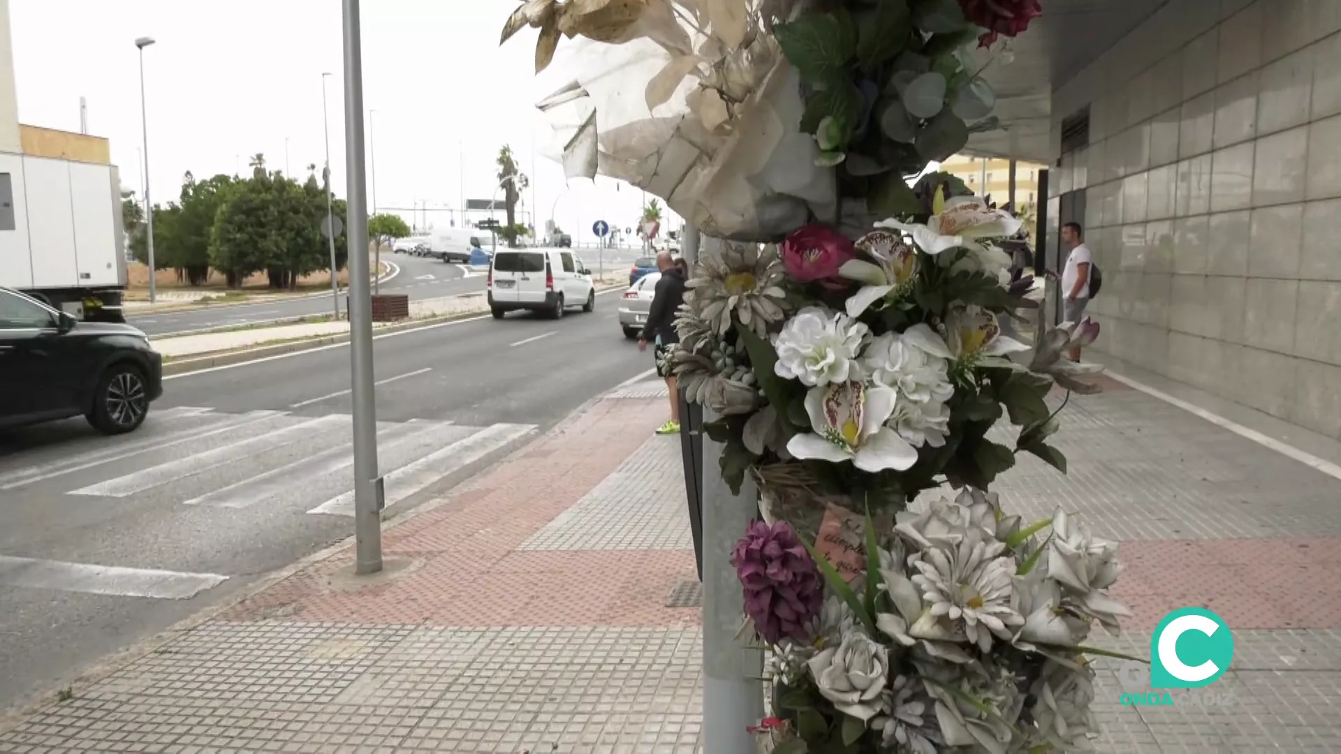 Las muestras de dolor y memoria sigue presentes en la Avenida de Las Cortes