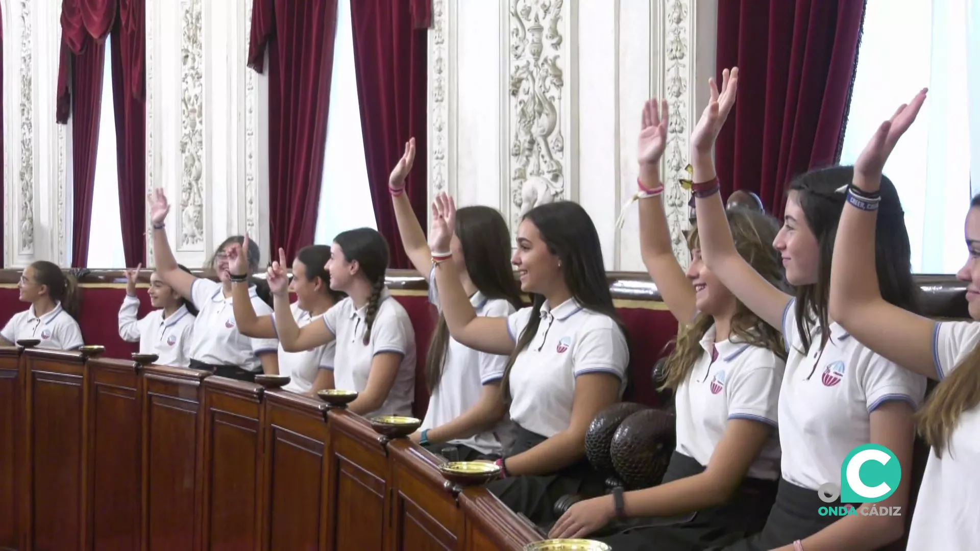 La participación de las jóvenes visitantes marcó la simpática cita en el Salón de Plenos