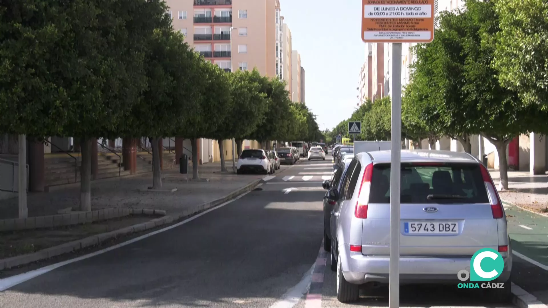 Imagen de vehiculos estacionados en una de las calles de la barriada de extramuros