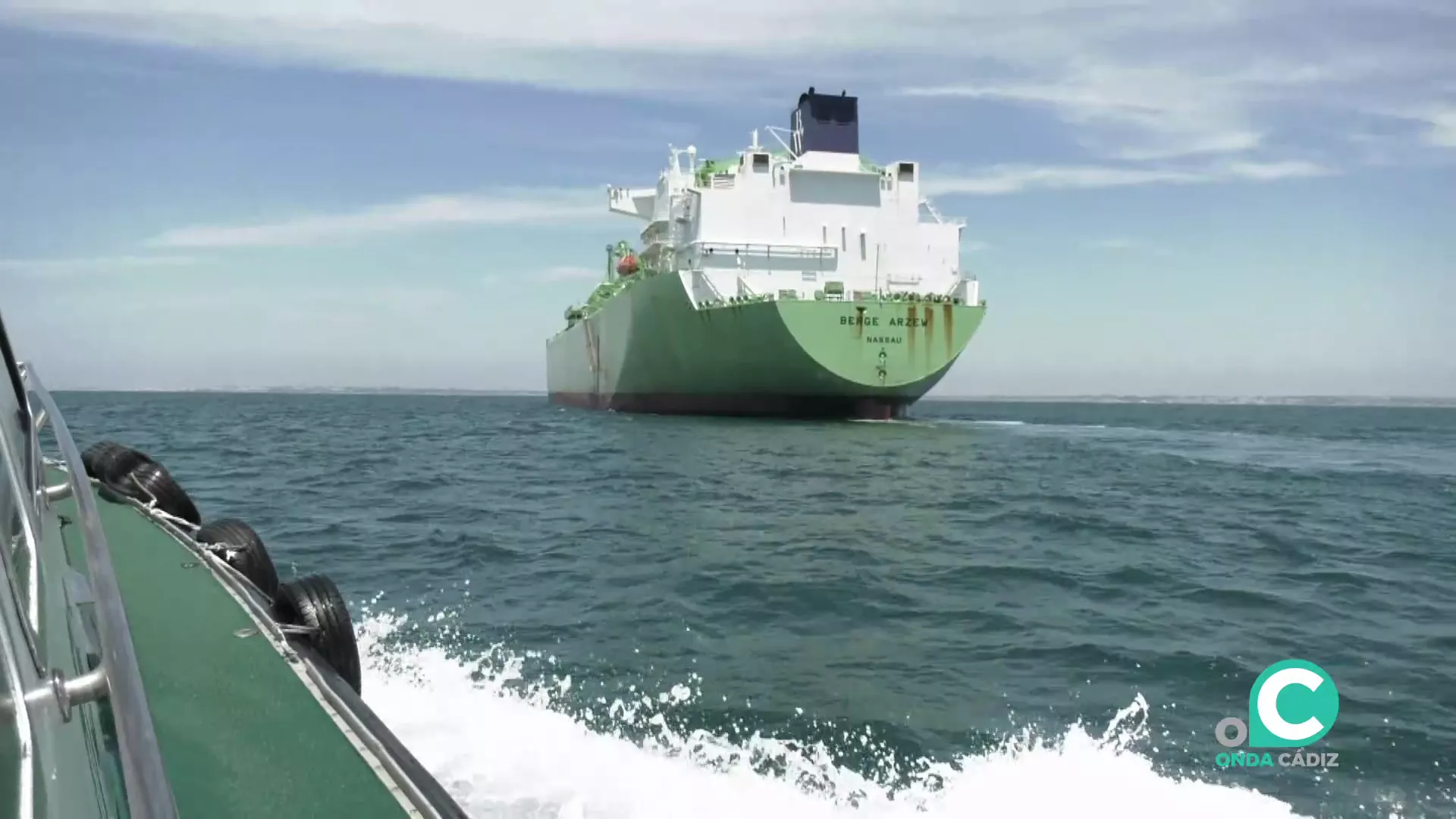 Un buque de contenedores navega por la Bahía de Cádiz