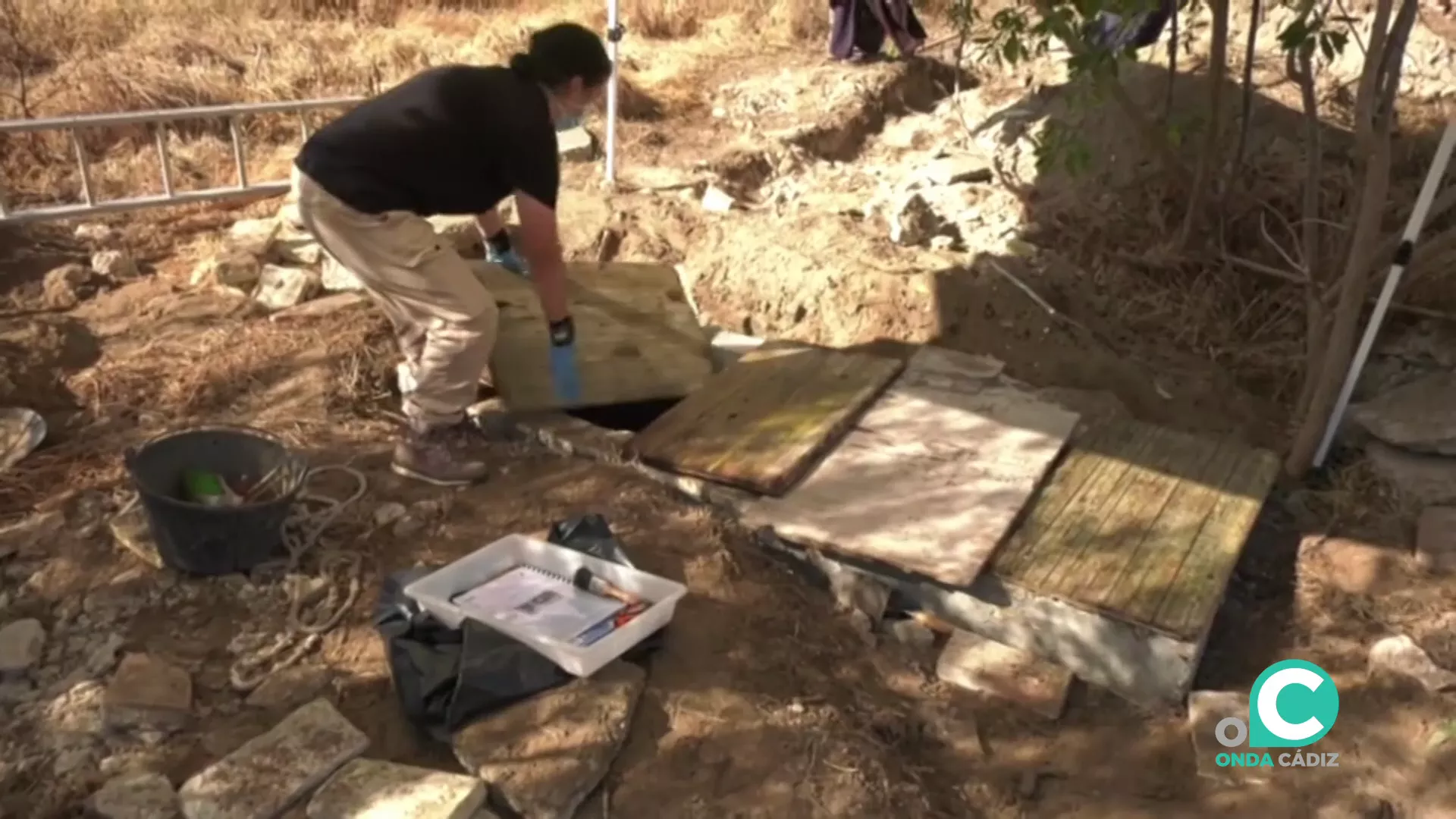 Un operario trabaja en el antiguo cementerio de Cádiz en una imagen de archivo