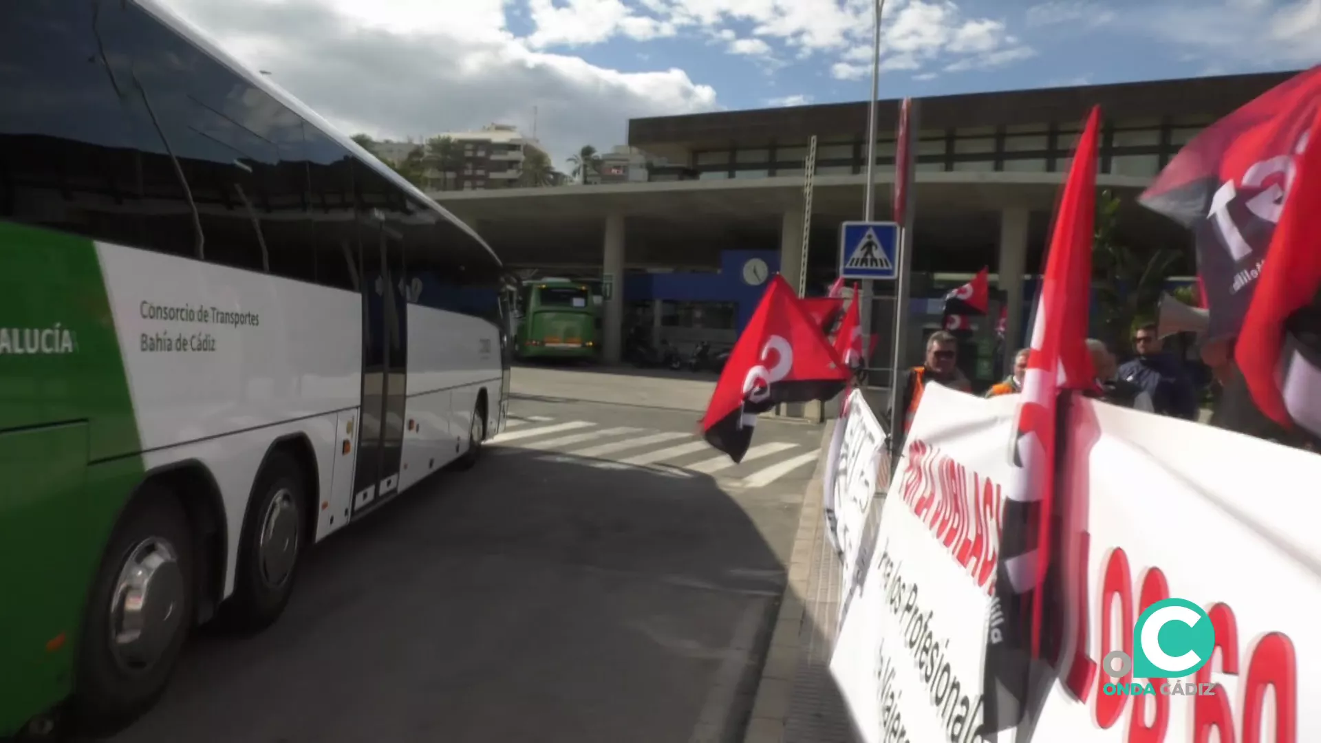 Un momento de la protesta en la estación de autobuses de Cádiz