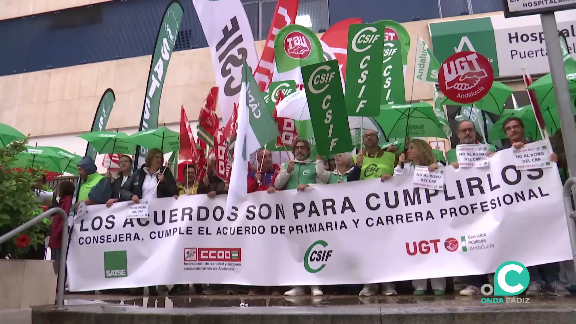 Un momento de la concentración a la entrada del centro Puerta del Mar de la capital gadirana