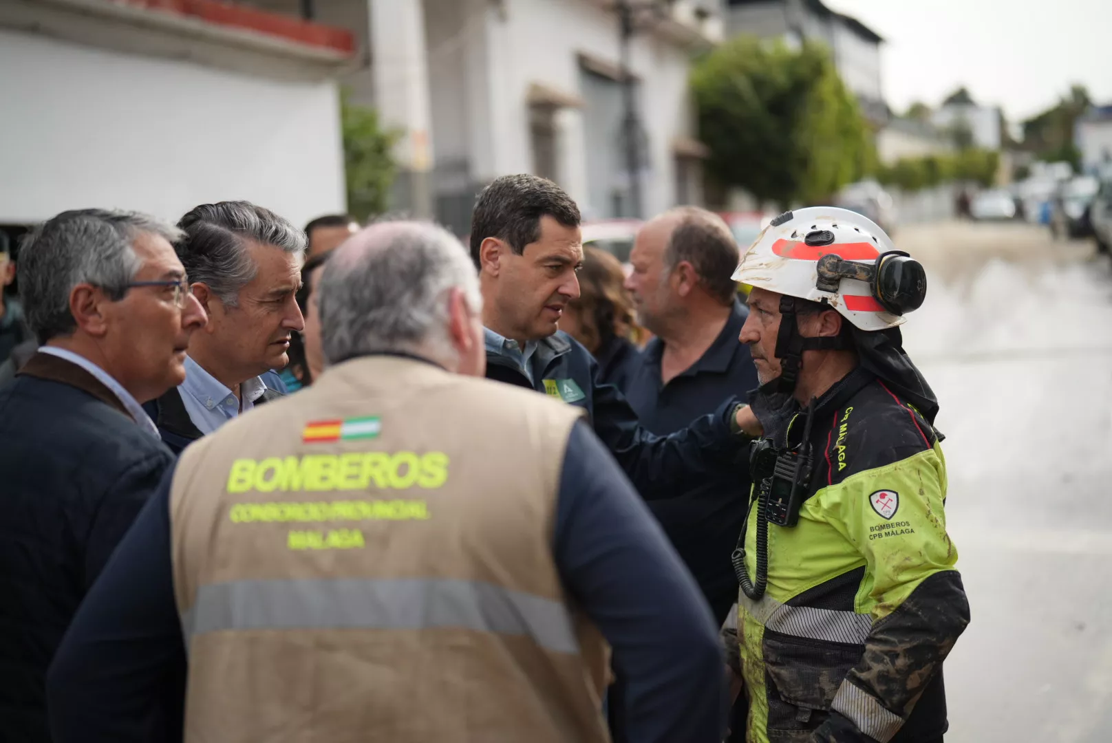 El presidente de la Junta, Juan Manuel Moreno, en su visita al municipio malagueño de Benamargosa.