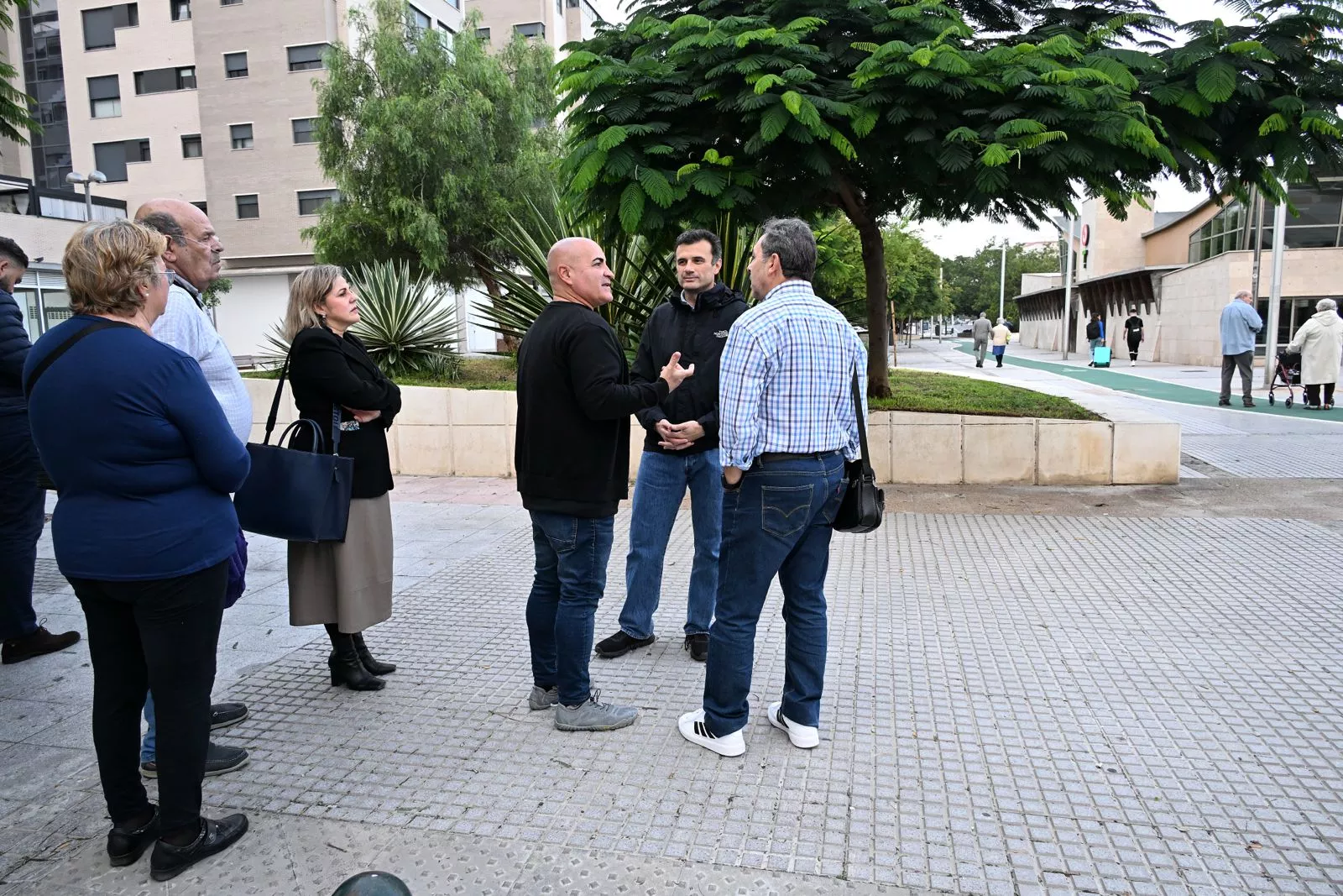 Algunos miembros del equipo de Gobierno con los representantes de la Asociación de Vecinos María Auxiliadora.