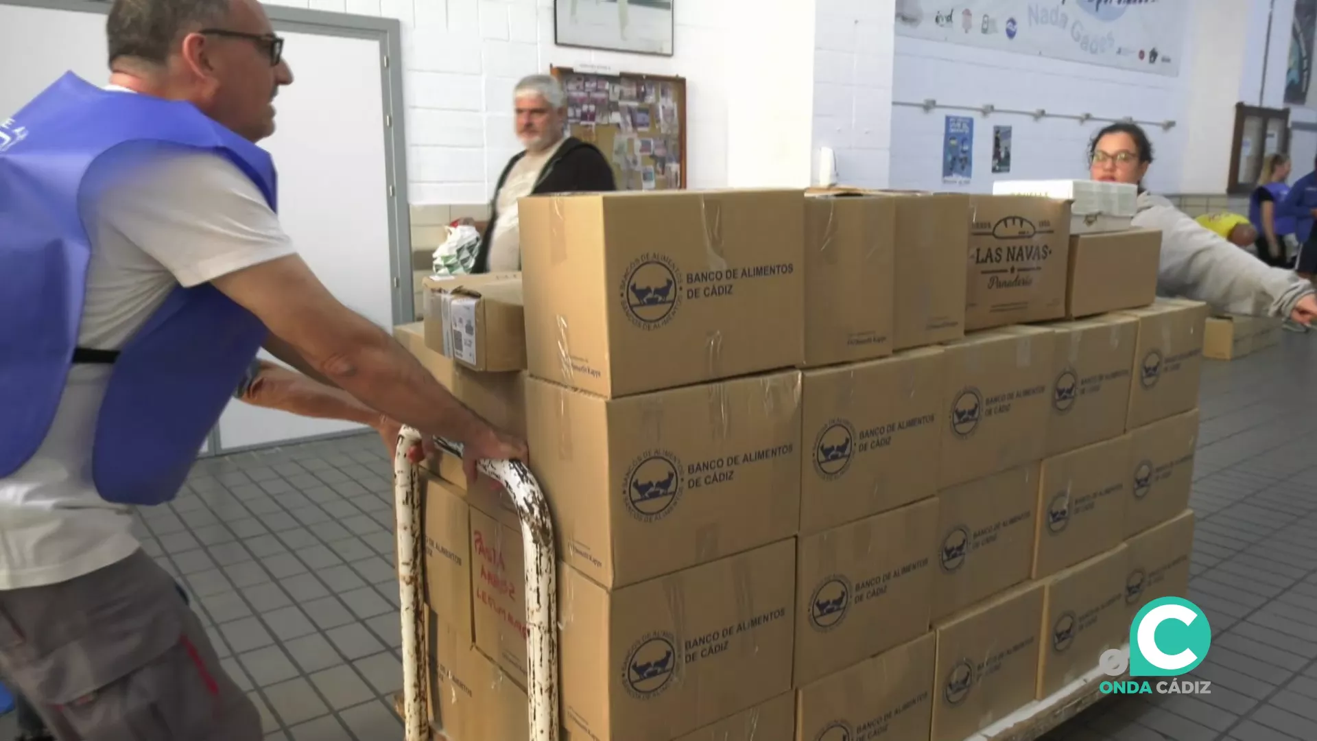 Voluntarios del Banco de Alimentos de Cádiz en la recogida organizado por el Ayuntamiento.