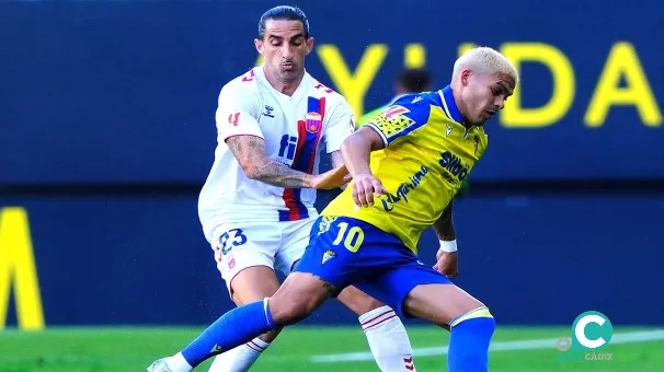 Brian Ocampo y Marc Mateu en una imagen del choque de liguero disputado esta temporada (Foto: LaLiga)