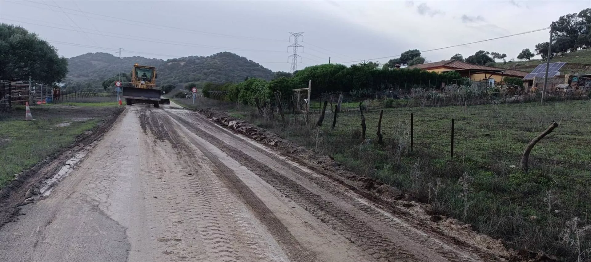 Estado de las carreteras de la provincia afectadas por el temporal de lluvias de los últimos días La Diputación, a través del servicio de Vías y Obras, ha trabajado durante estos días para restablecer el tráfico