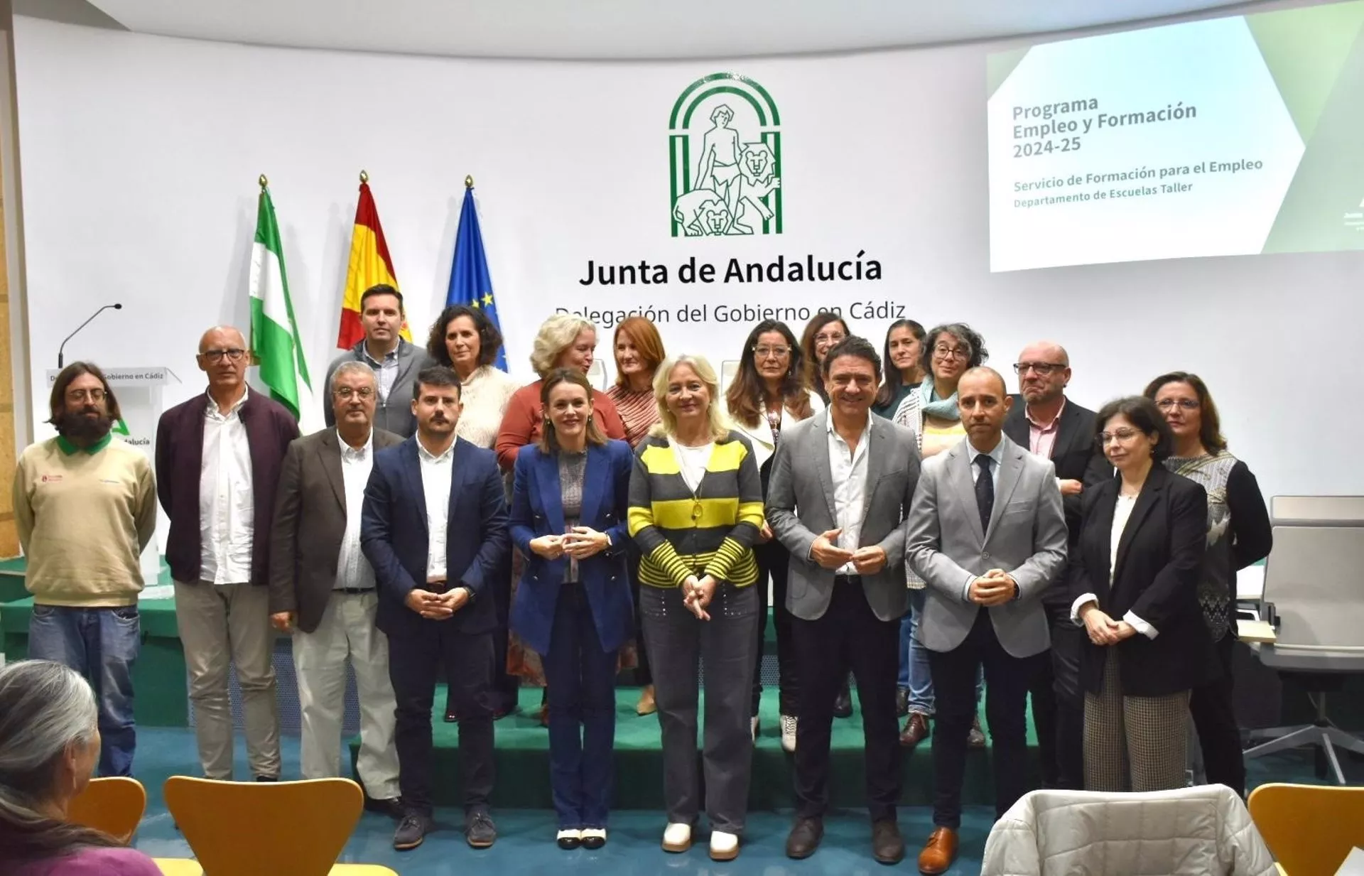 Foto final con todos los protagonistas de la presentación de la resolución del Programa de Empleo y Formación.