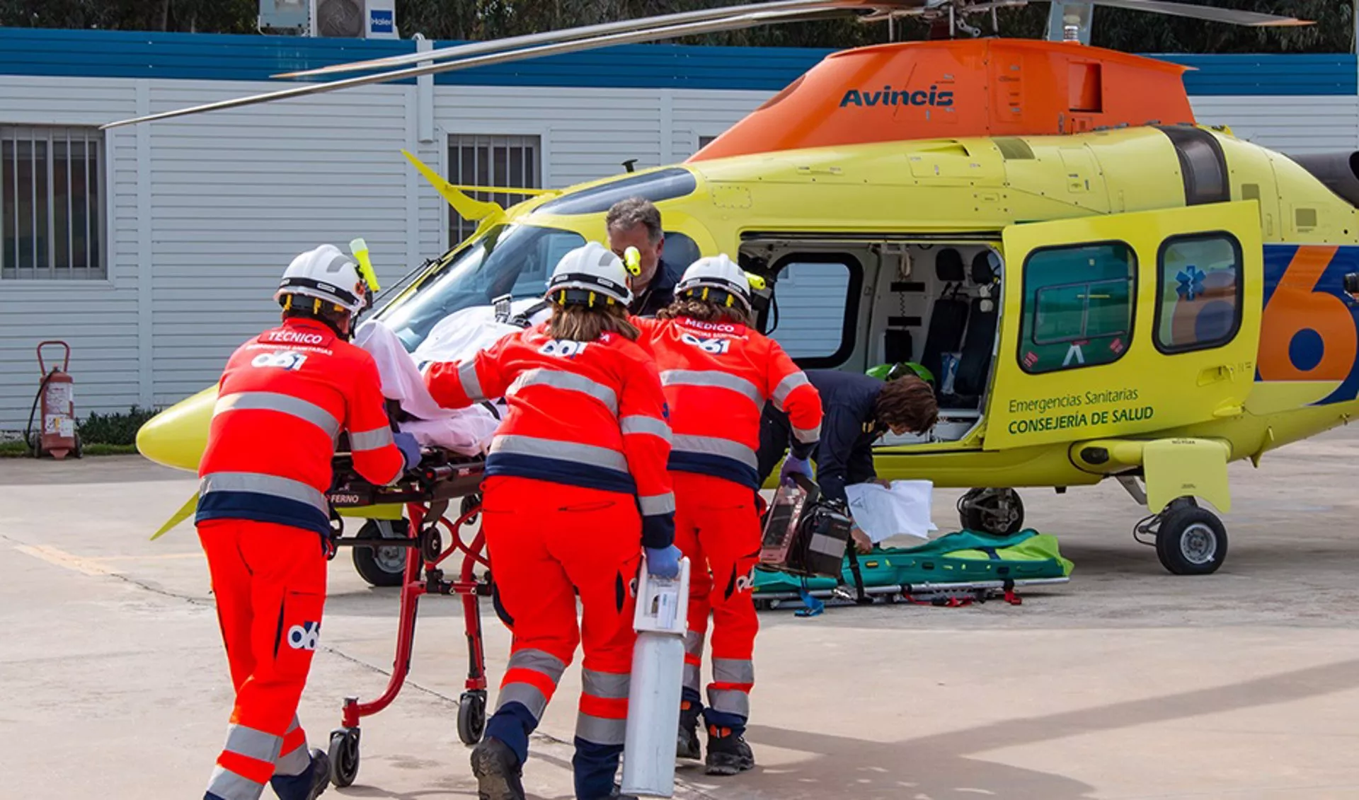 Evacuación de un paciente en un helicóptero del 061, en una imagen de archivo