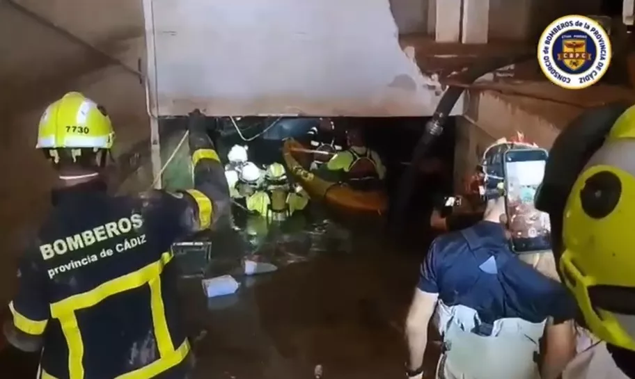 Bomberos del Consorcio Provincial actuando en un párking subterráneo de la localidad de Benetússer. 