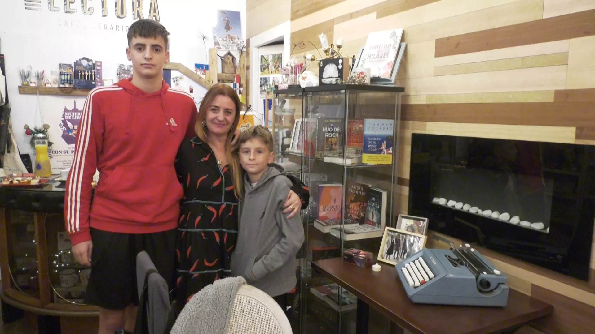 La gerente de La Lectora junto a sus hijos. La gerente de La Lectora junto a sus hijos.