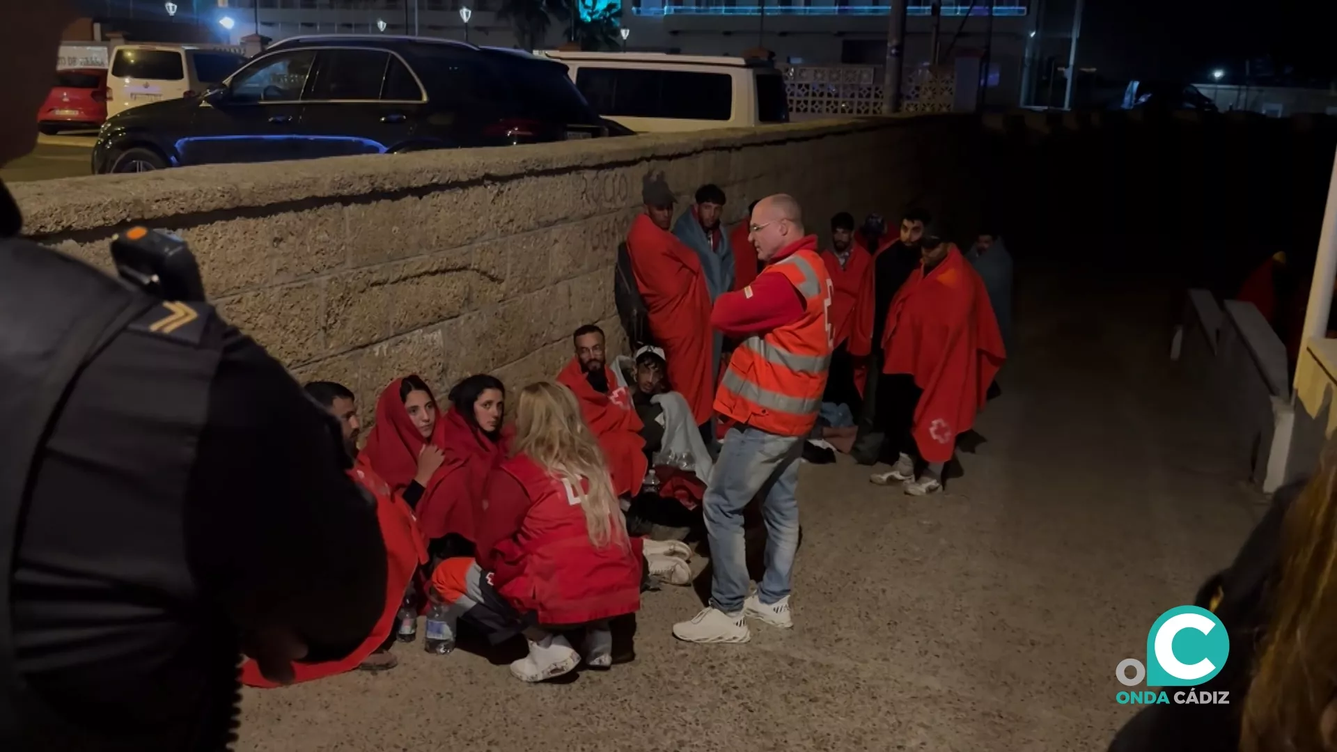 Cruz Roja atendiendo a los inmigrantes que llegaron este lunes a Cortadura. 