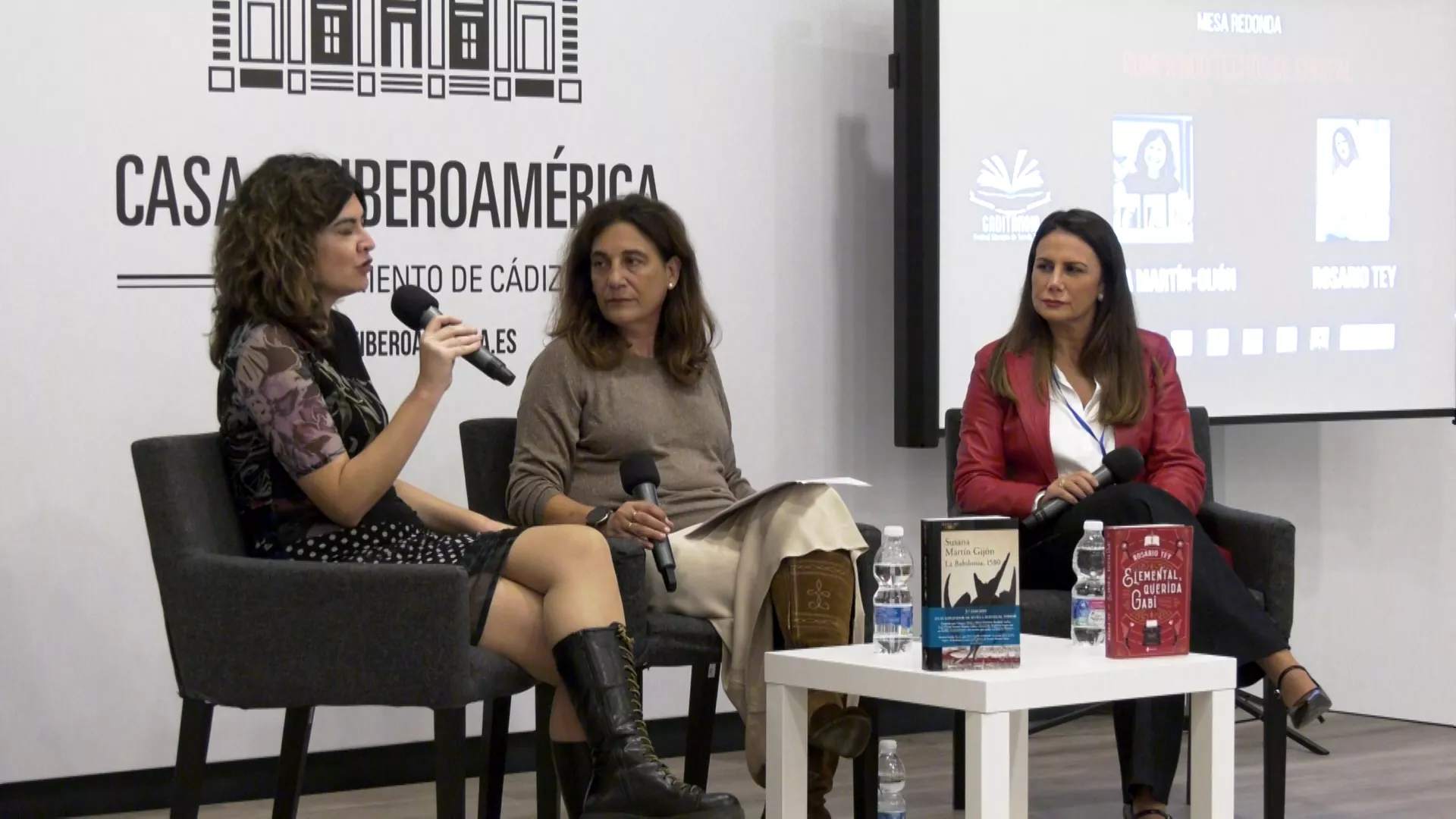 Susana Martín Gijón, Yolanda Vallejo y Rosario Tey en la Casa de Iberoamérica.